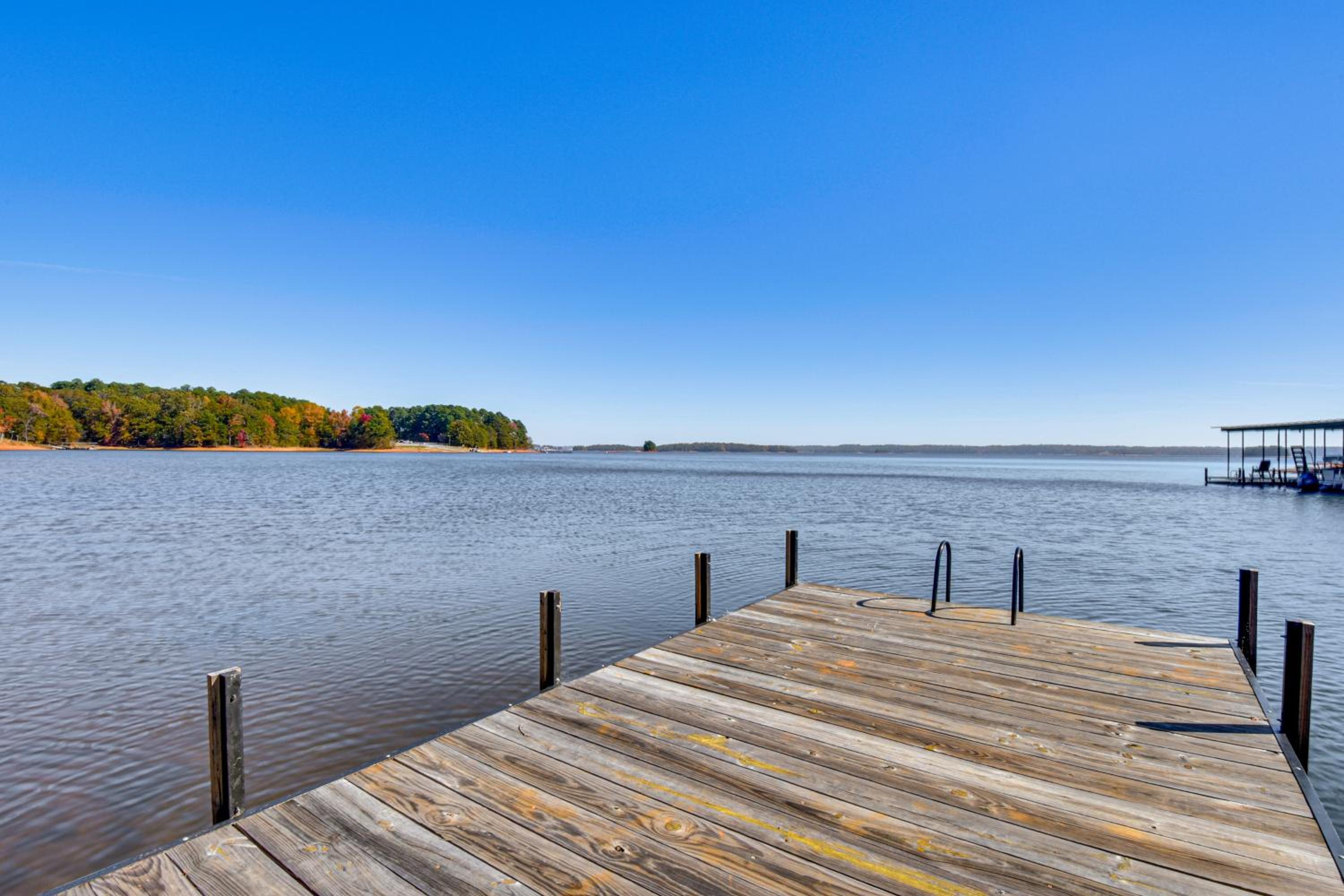 Dock and Views Family Retreat on Lake Hartwell!
