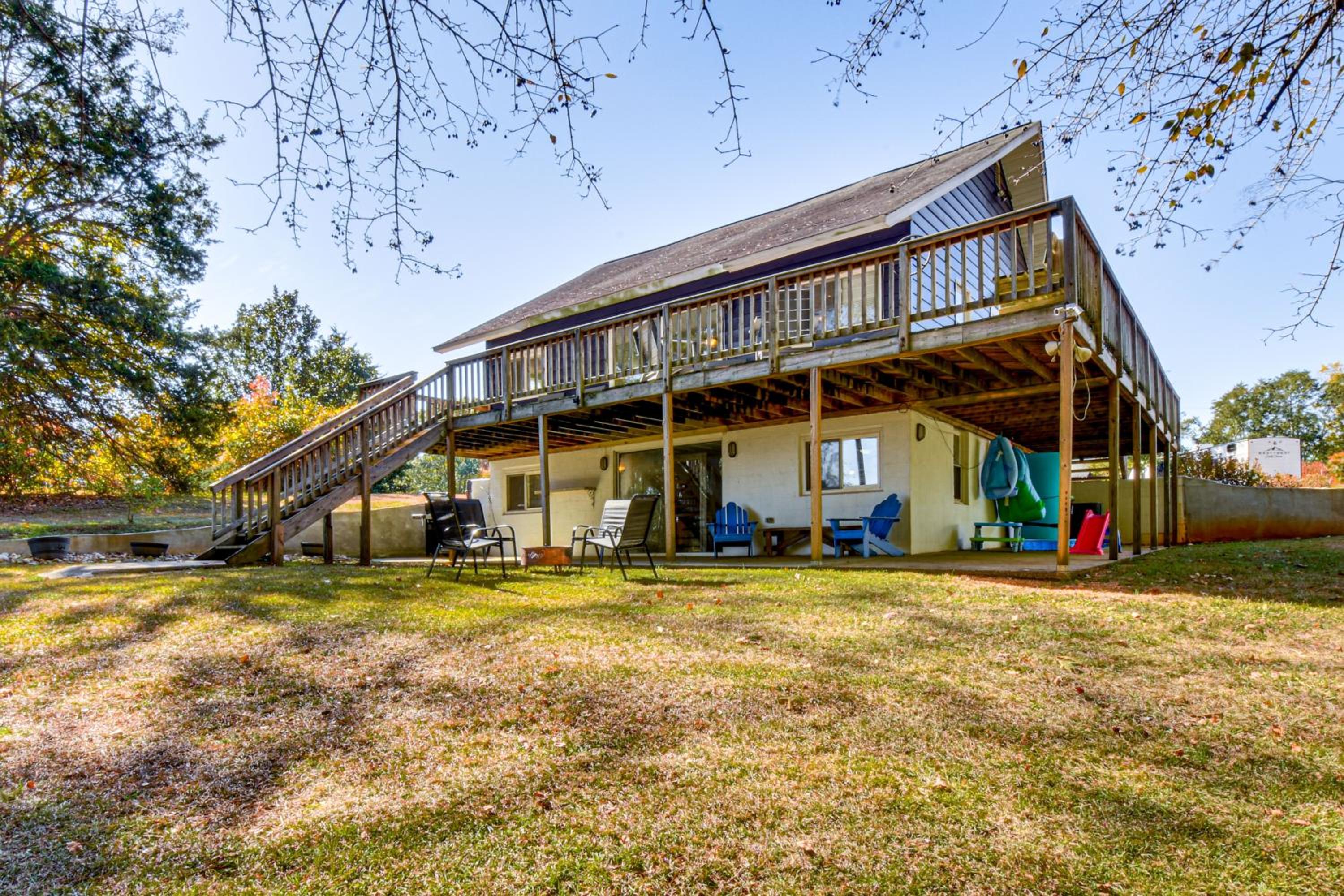 Dock and Views Family Retreat on Lake Hartwell!
