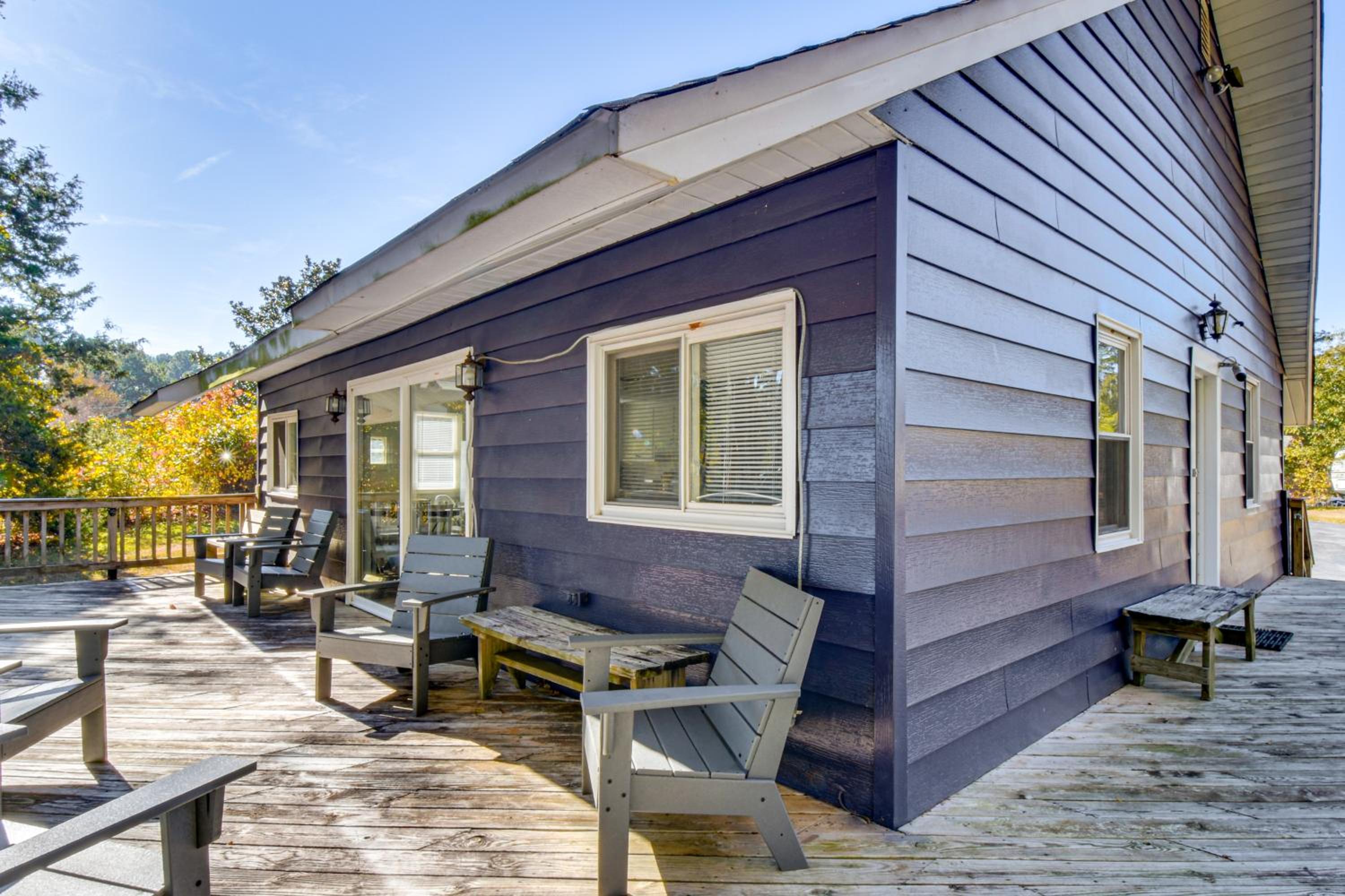 Dock and Views Family Retreat on Lake Hartwell!