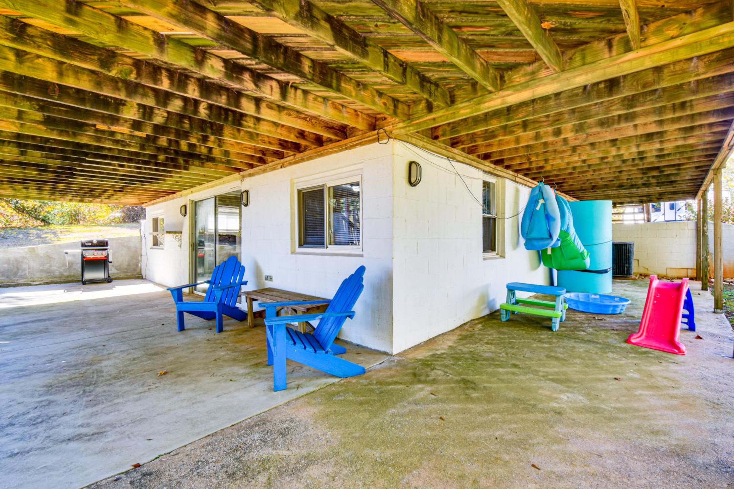 Dock and Views Family Retreat on Lake Hartwell!