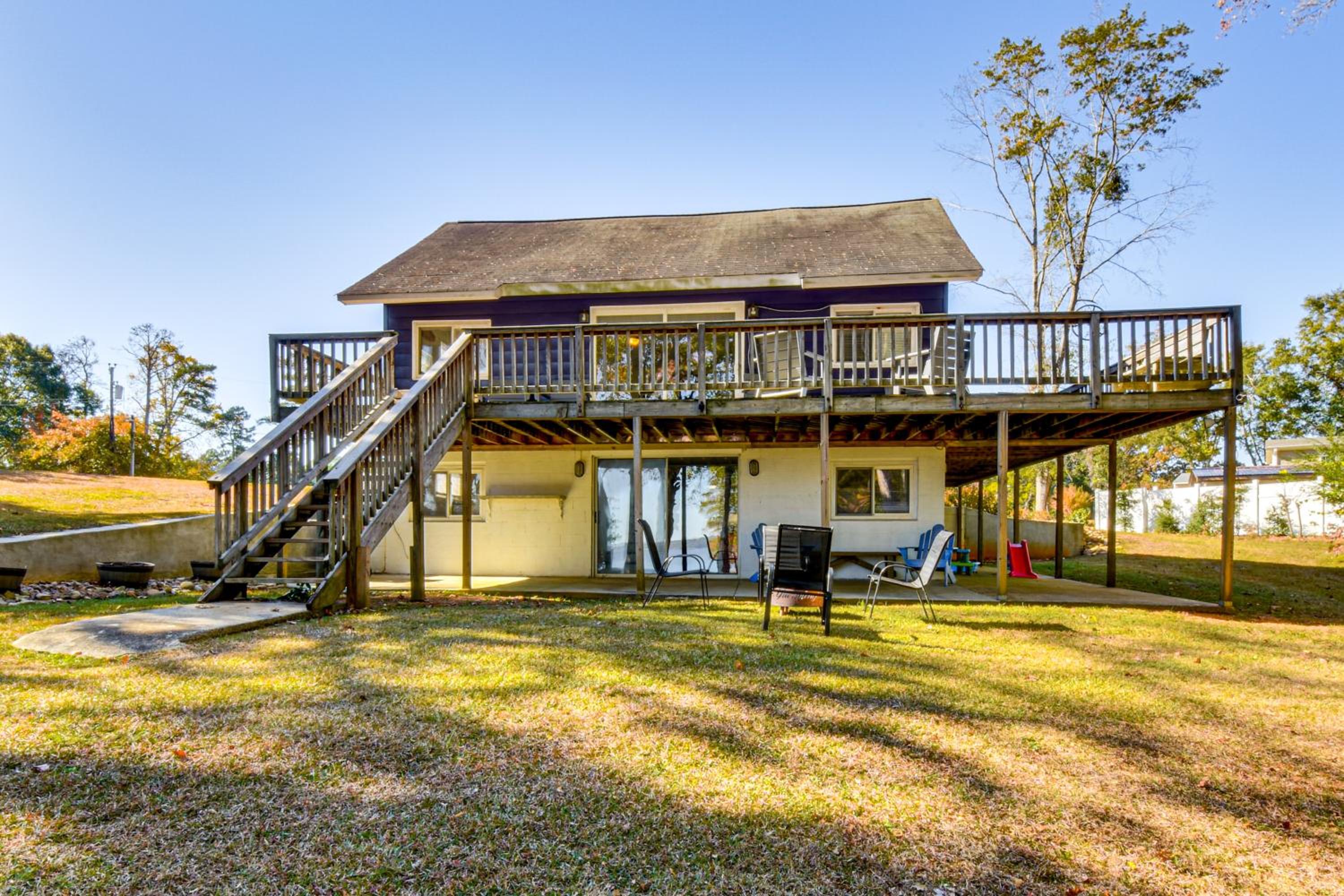 Dock and Views Family Retreat on Lake Hartwell!