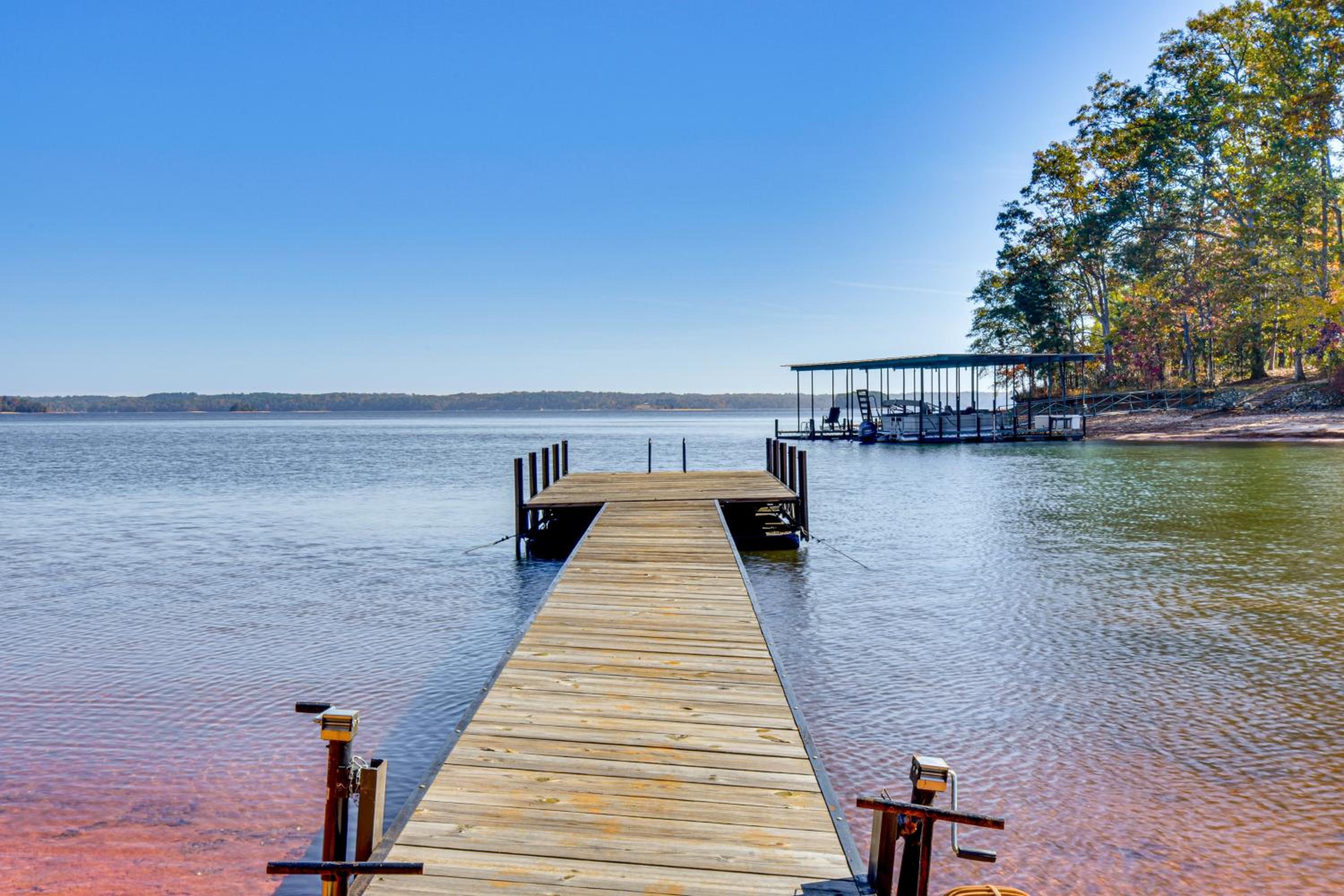 Dock and Views Family Retreat on Lake Hartwell!
