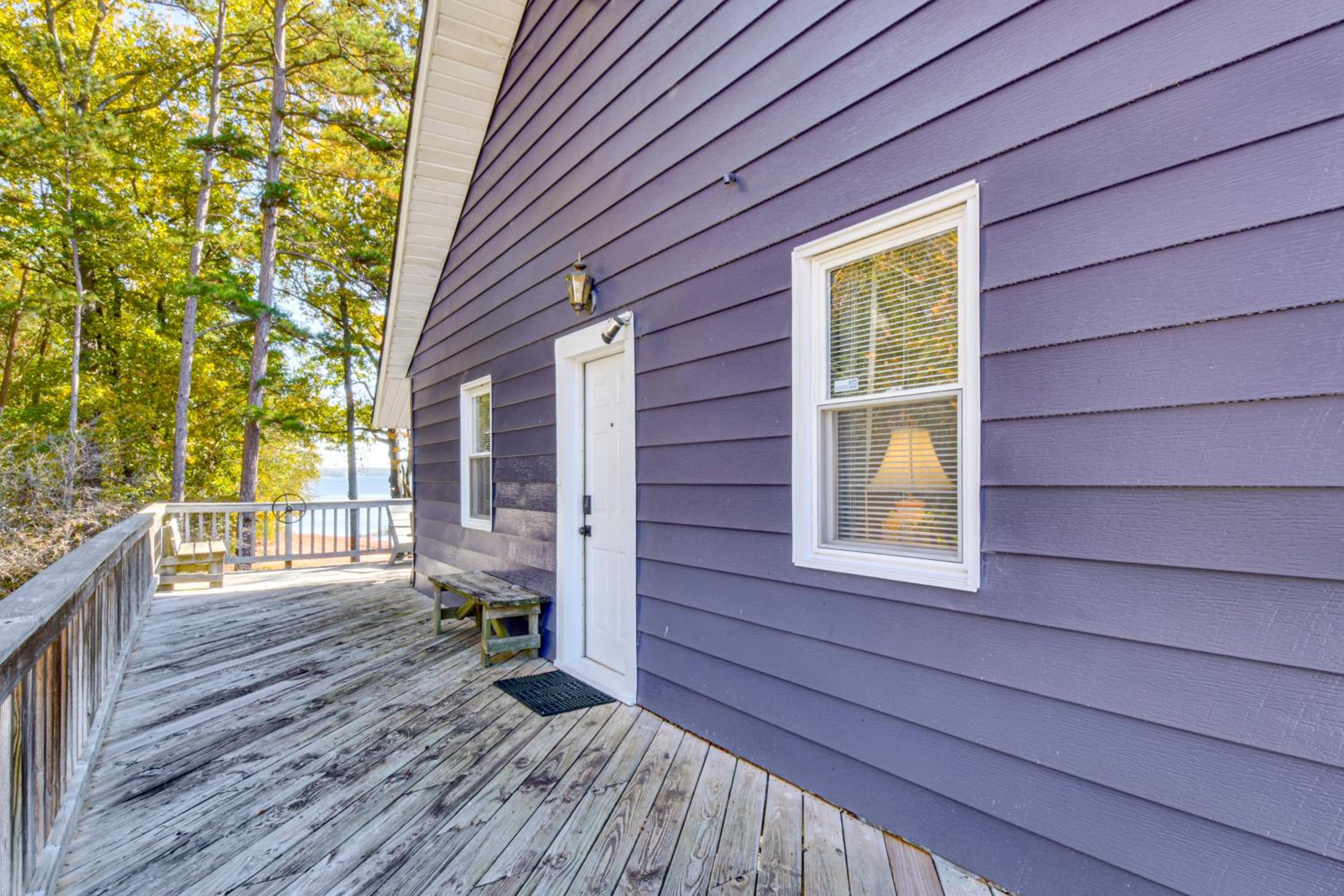 Dock and Views Family Retreat on Lake Hartwell!