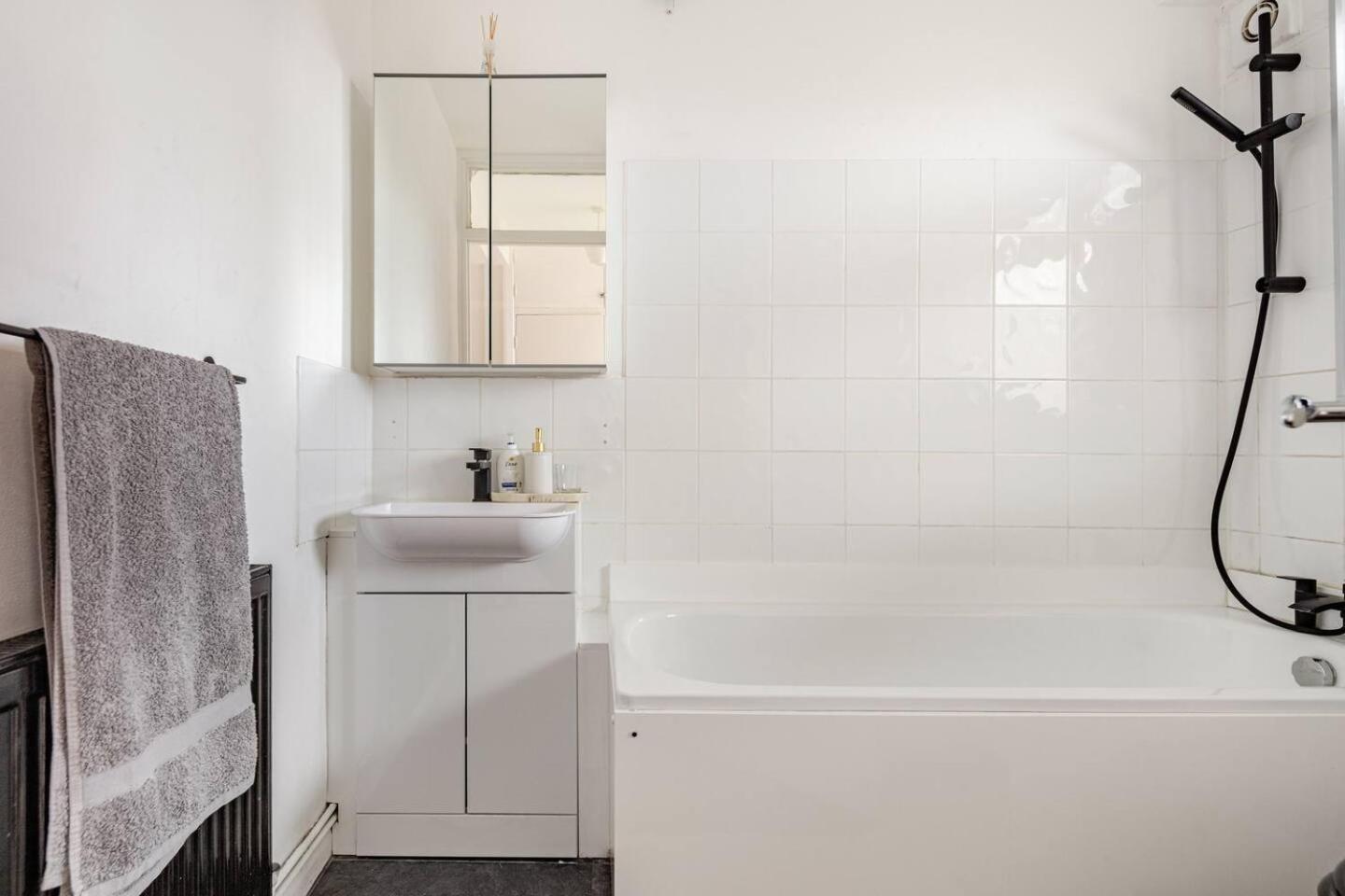 Wimbledon Central Stylish 2-Bedroom Apartment!