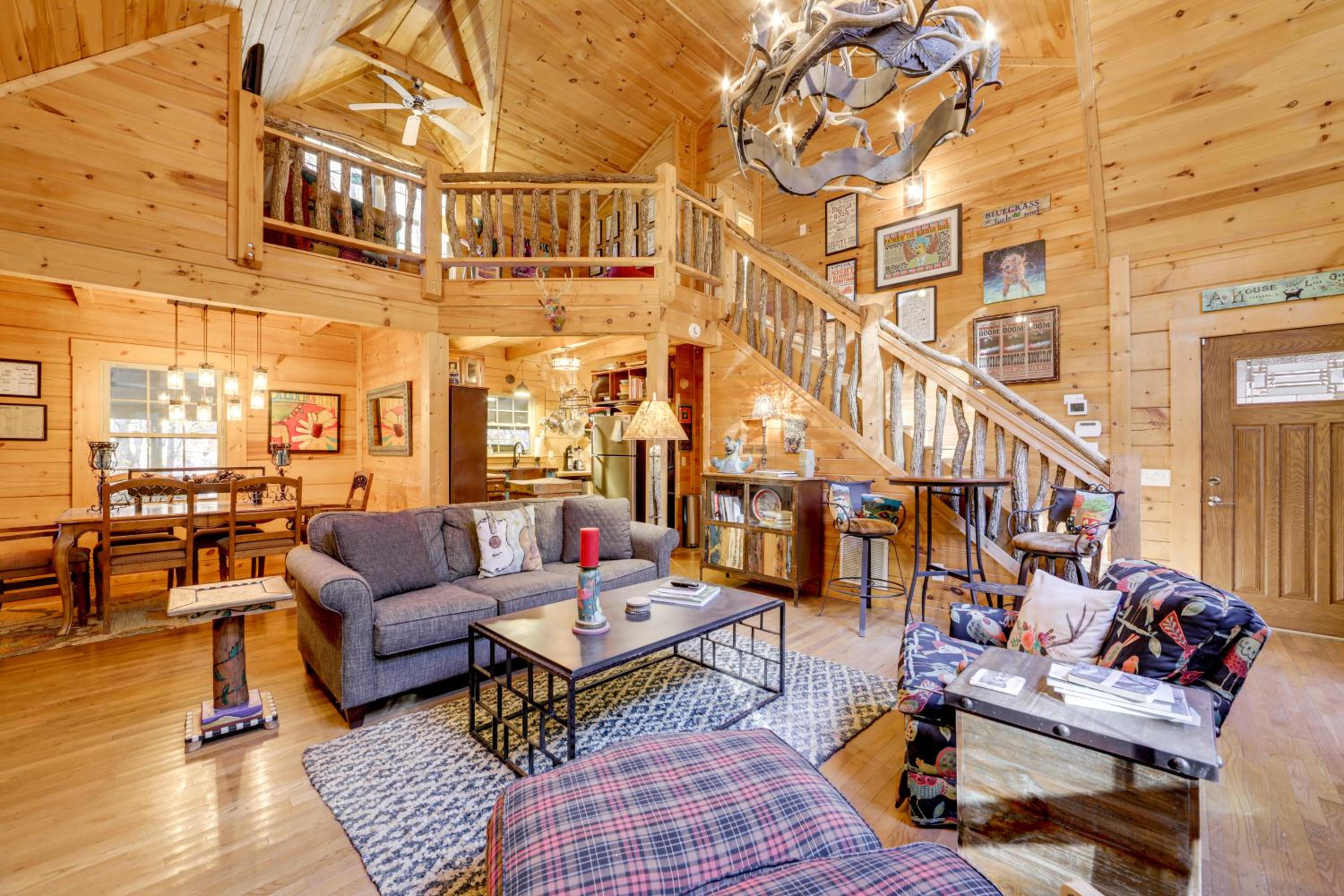Creekside Cabin in the Heart of Maggie Valley