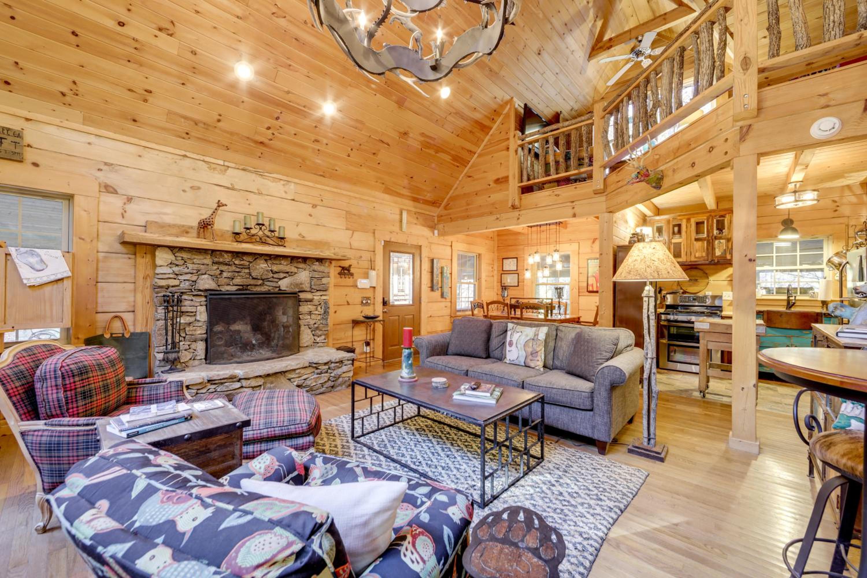 Creekside Cabin in the Heart of Maggie Valley