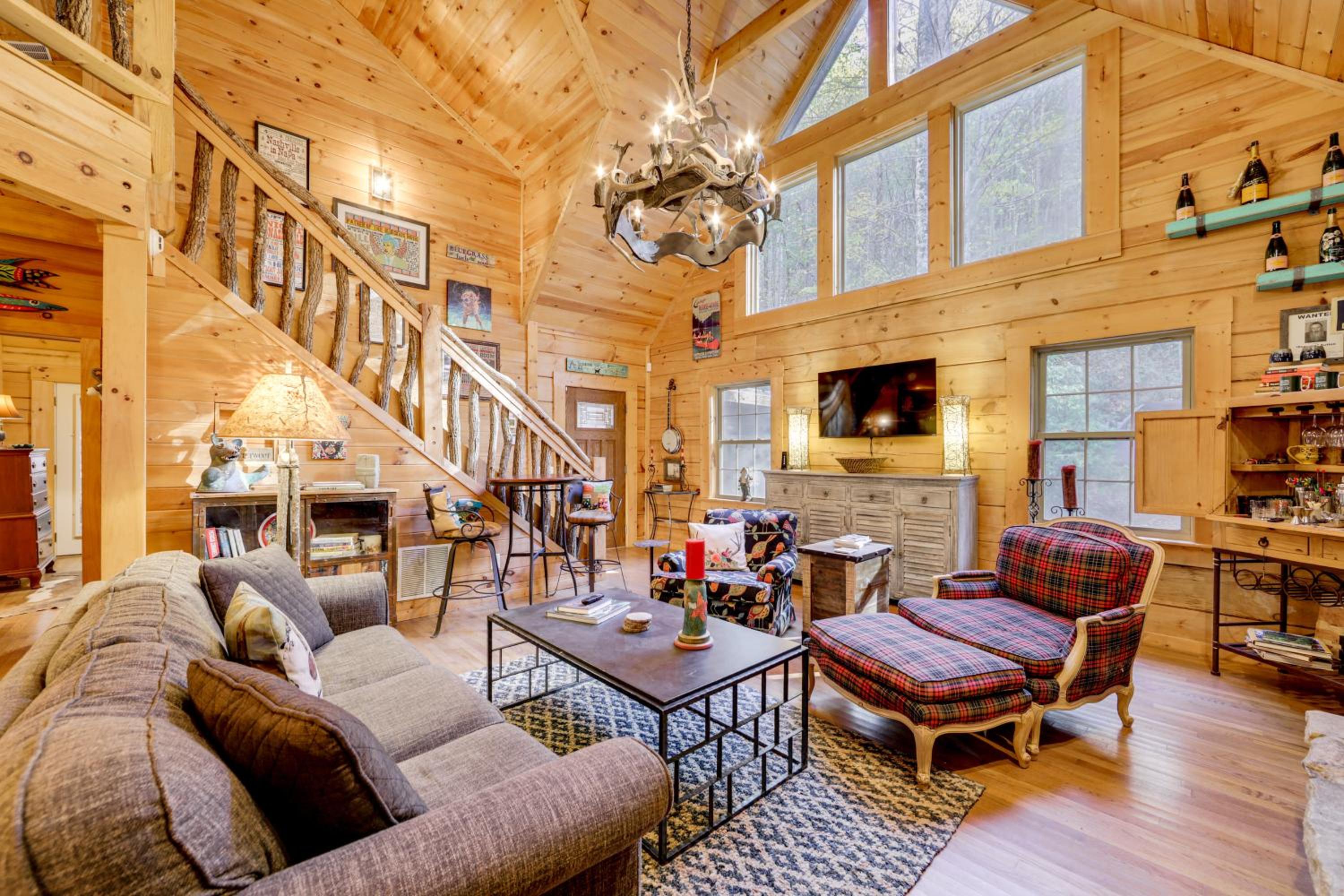 Creekside Cabin in the Heart of Maggie Valley