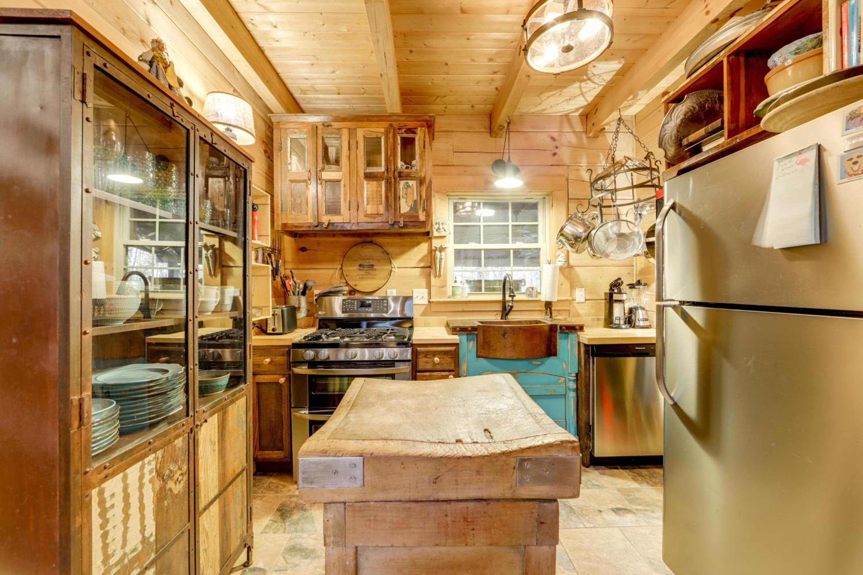 Creekside Cabin in the Heart of Maggie Valley