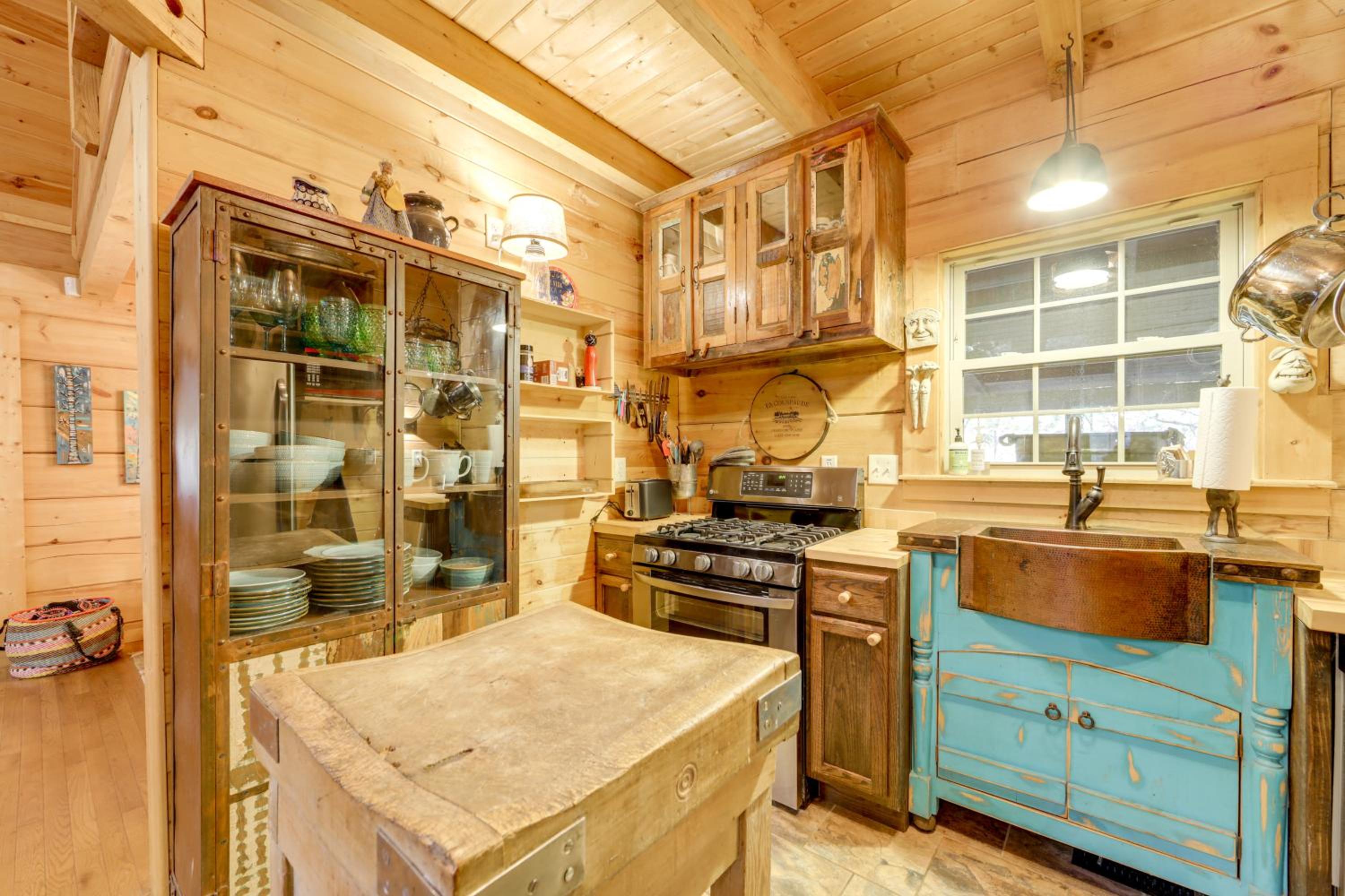 Creekside Cabin in the Heart of Maggie Valley
