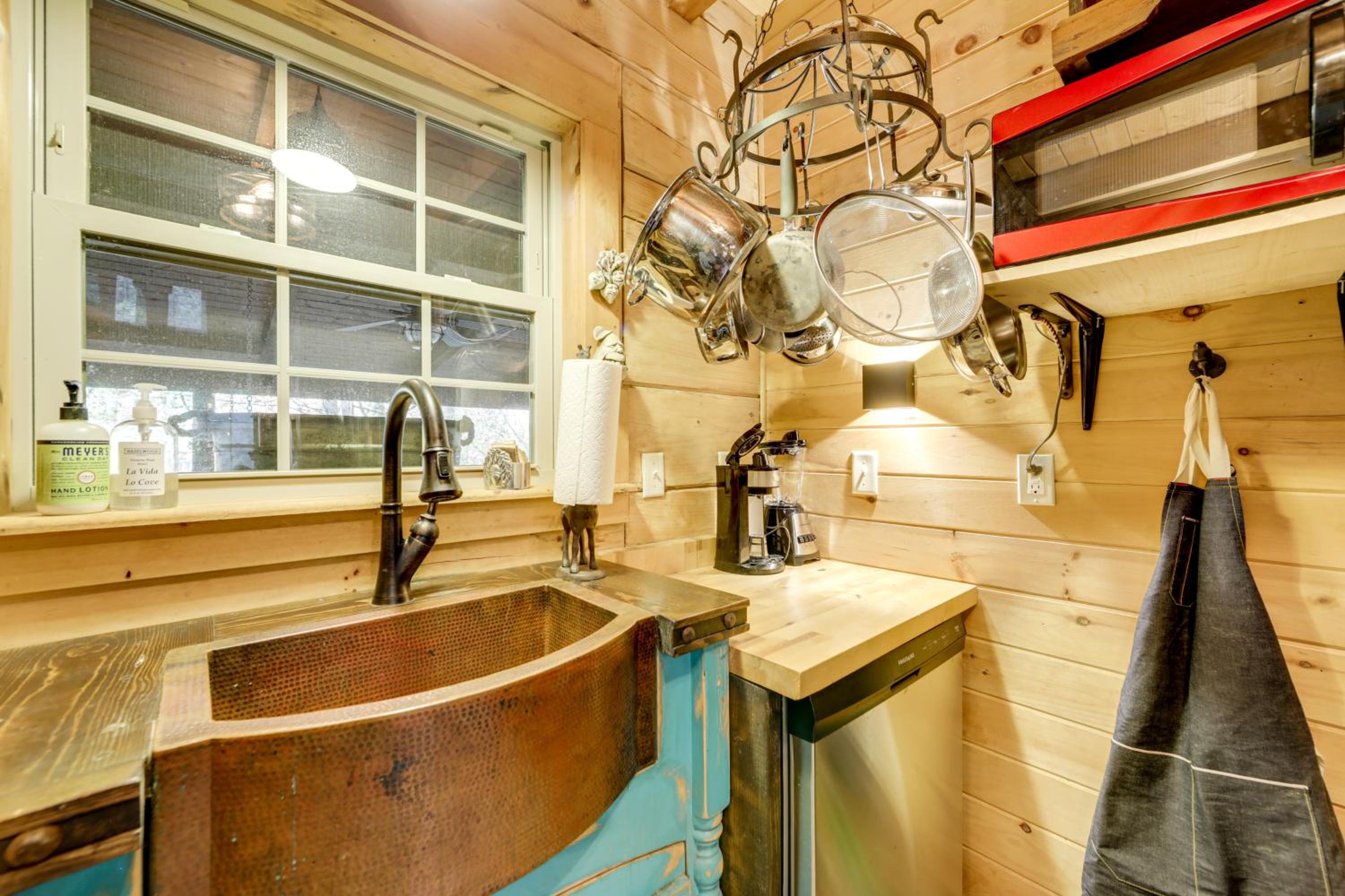 Creekside Cabin in the Heart of Maggie Valley