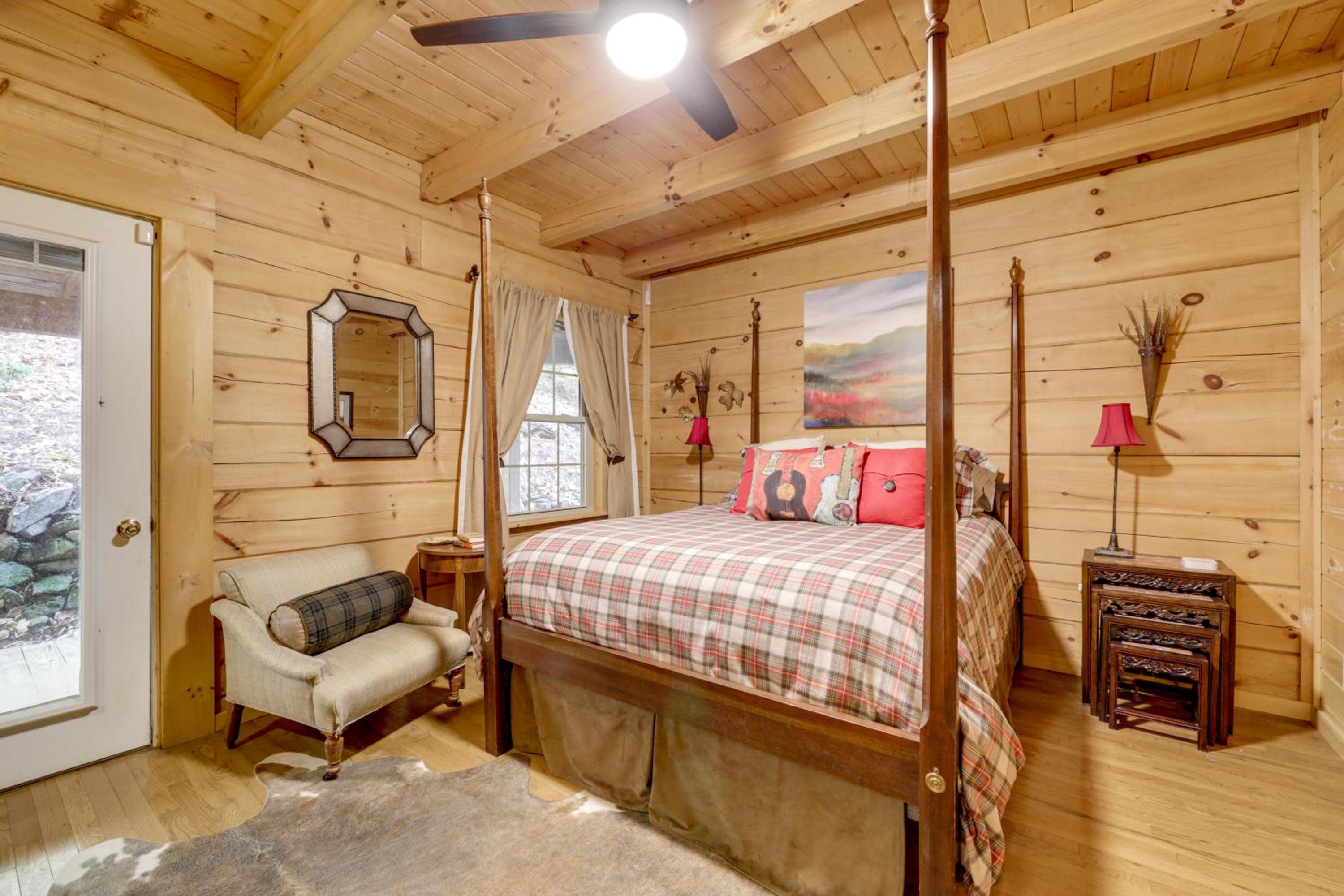 Creekside Cabin in the Heart of Maggie Valley