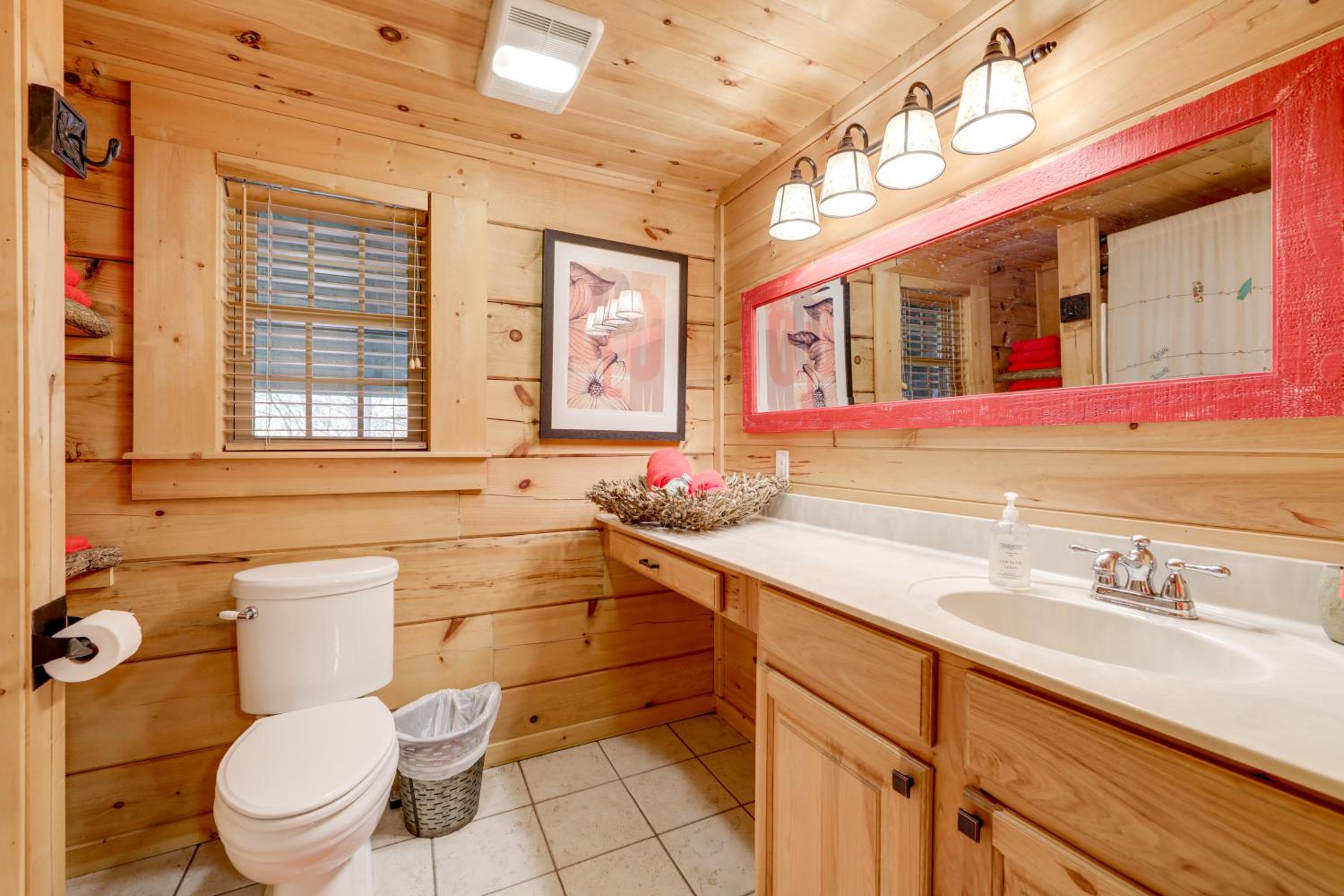 Creekside Cabin in the Heart of Maggie Valley