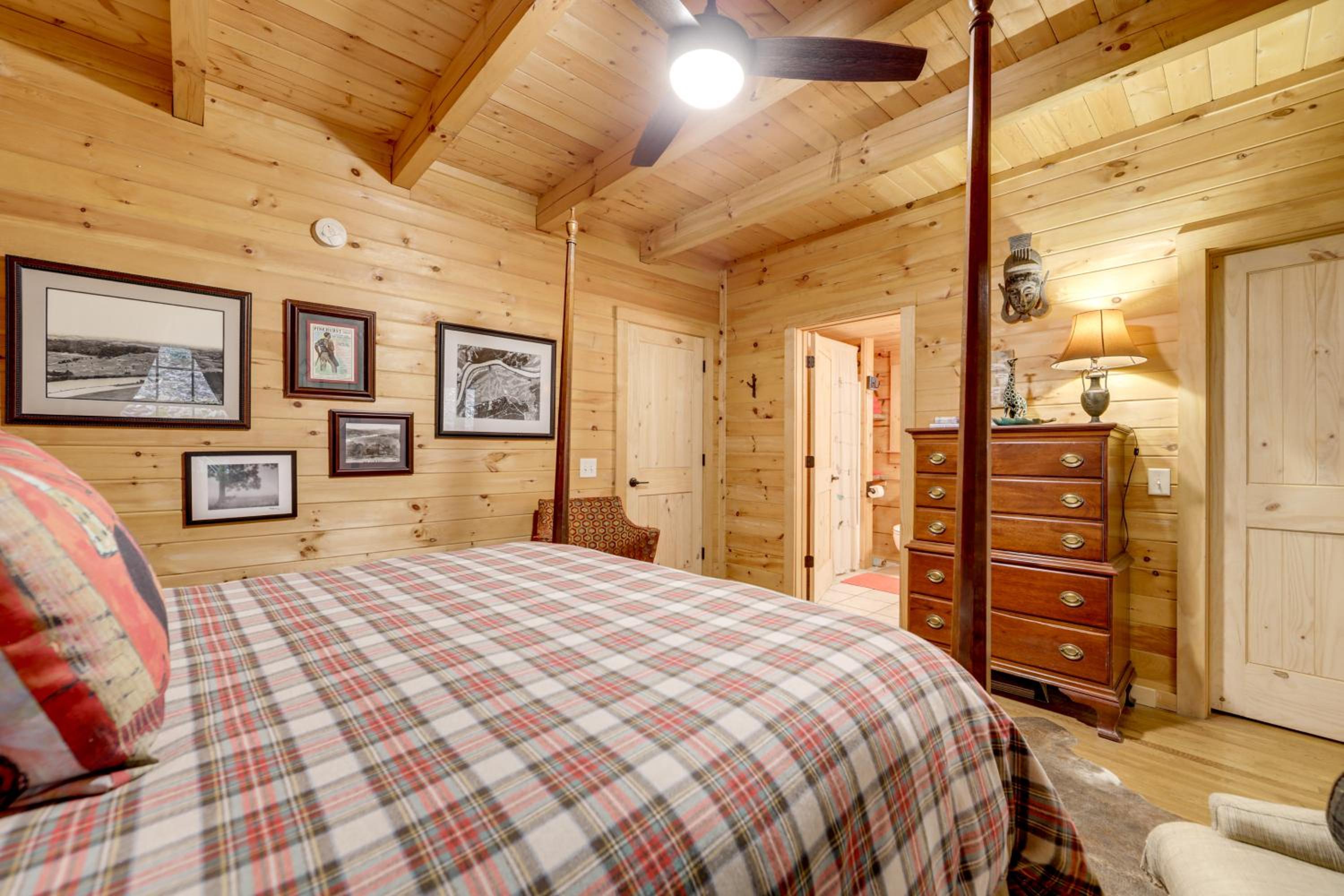 Creekside Cabin in the Heart of Maggie Valley