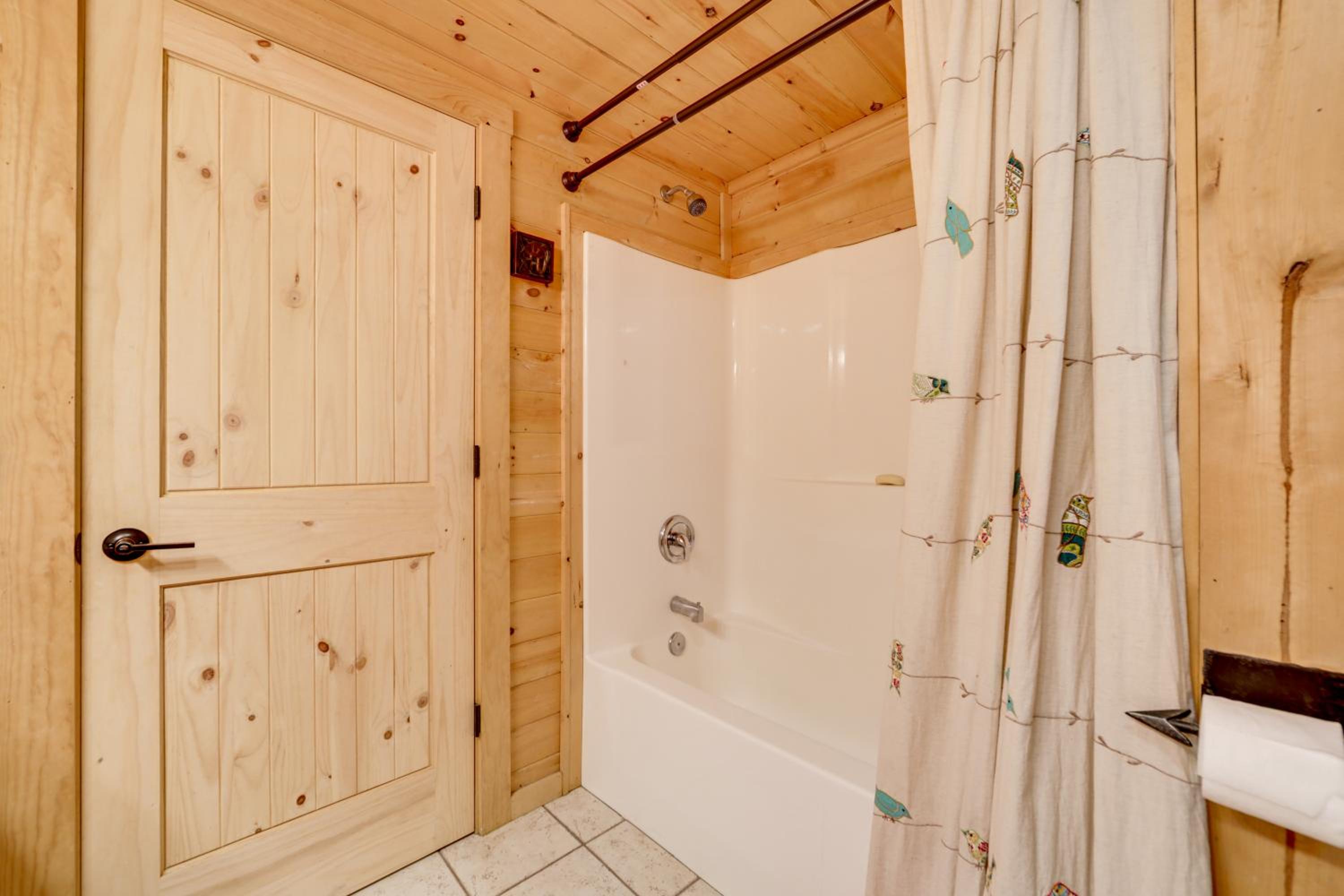 Creekside Cabin in the Heart of Maggie Valley
