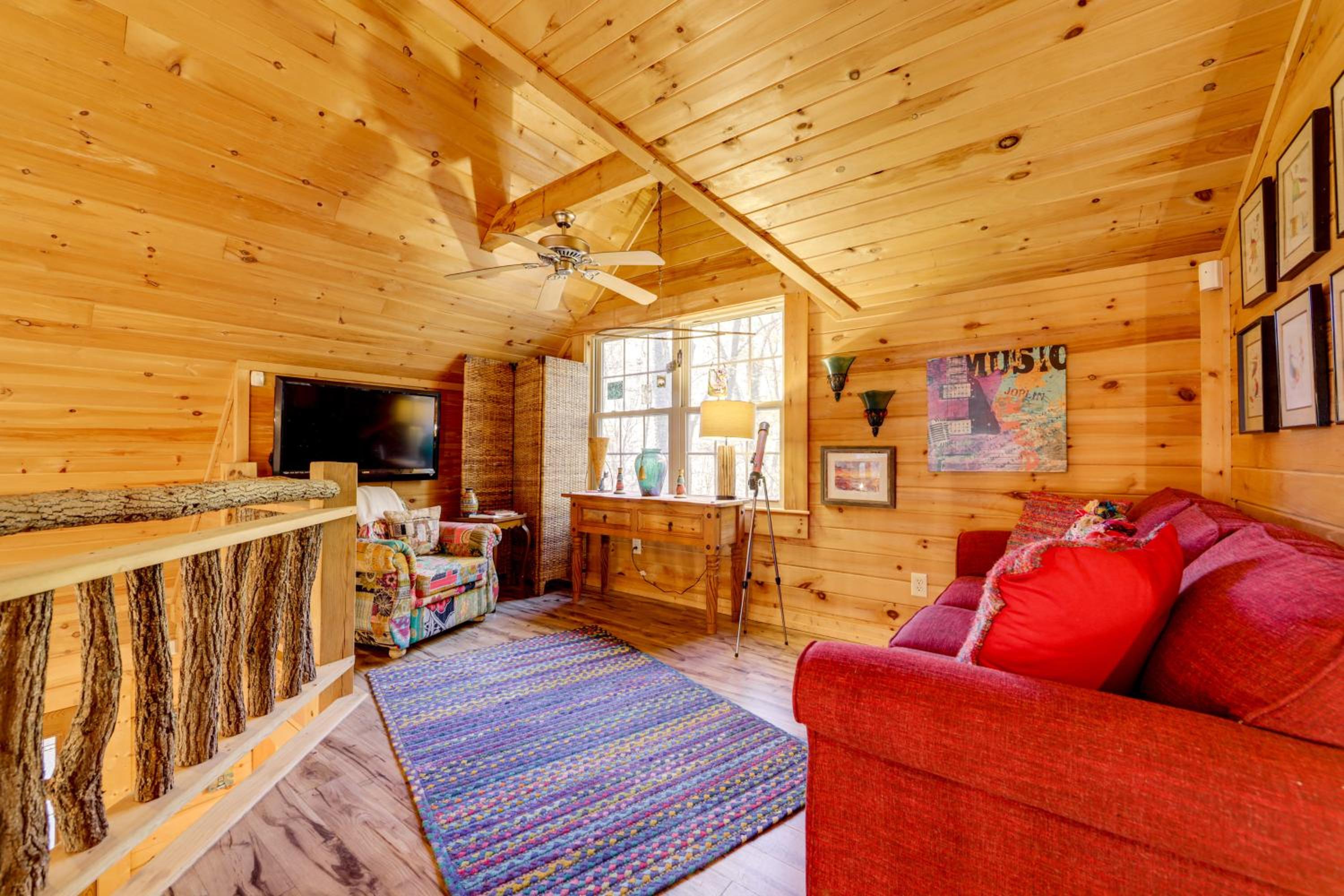 Creekside Cabin in the Heart of Maggie Valley