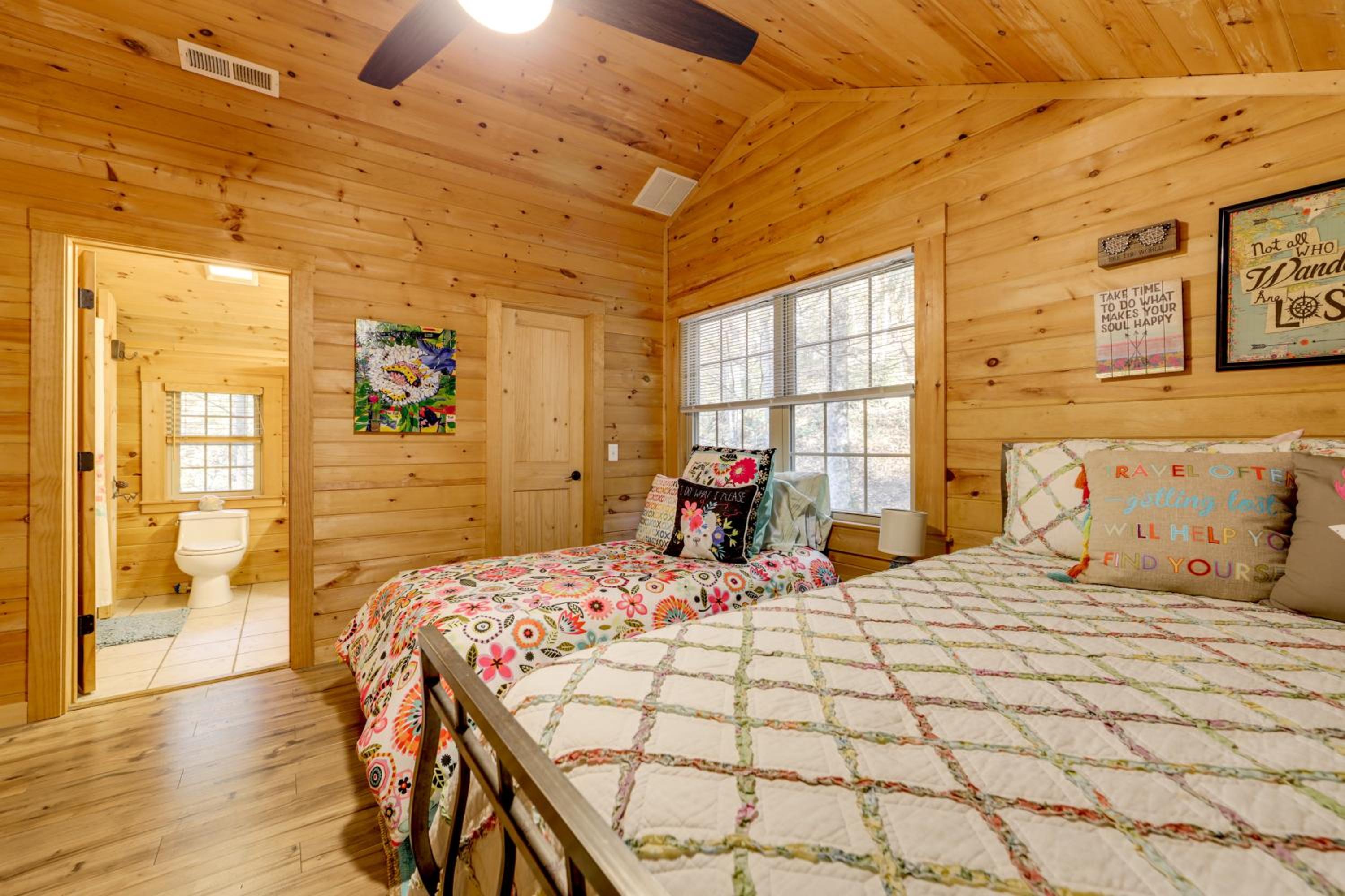 Creekside Cabin in the Heart of Maggie Valley
