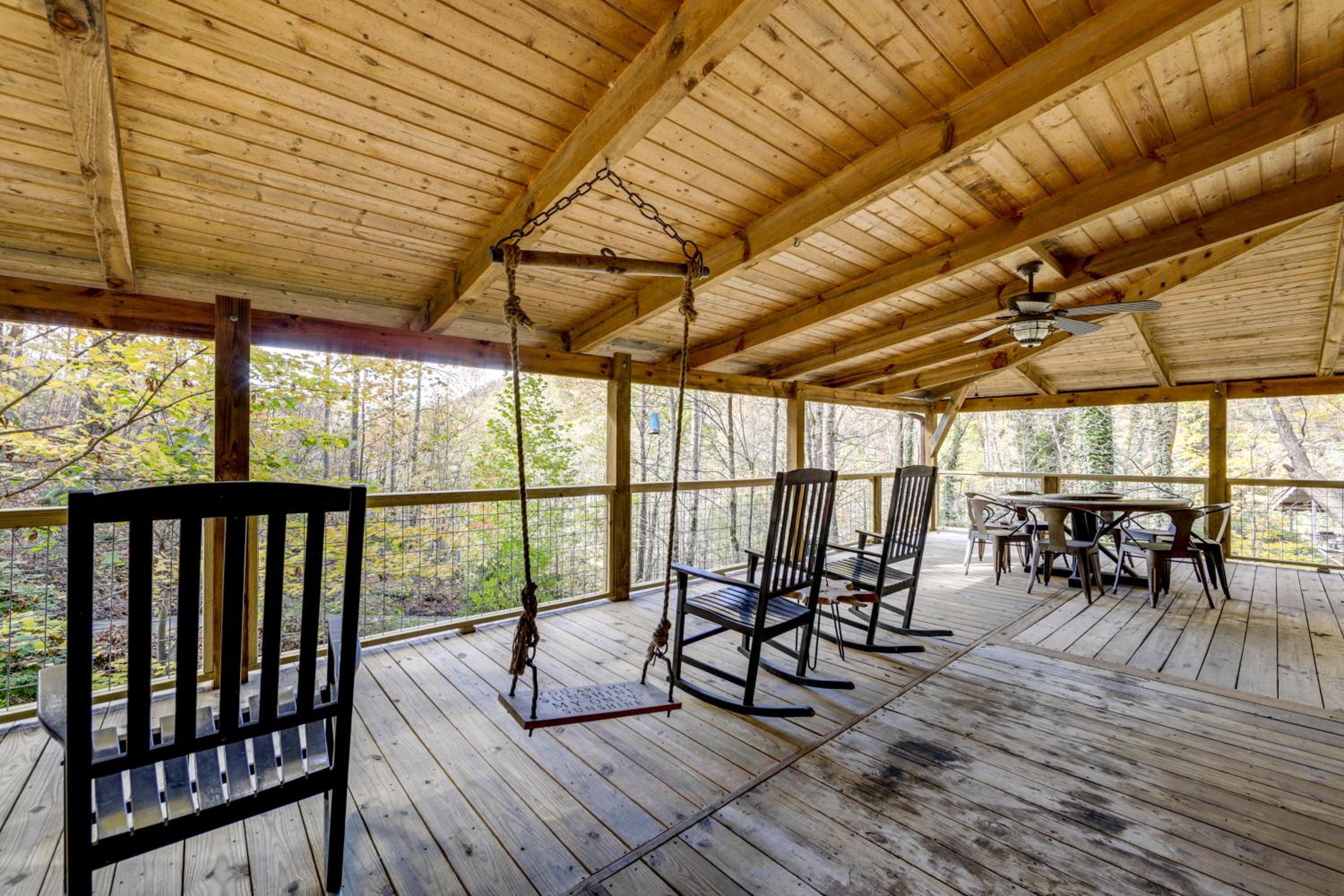 Creekside Cabin in the Heart of Maggie Valley