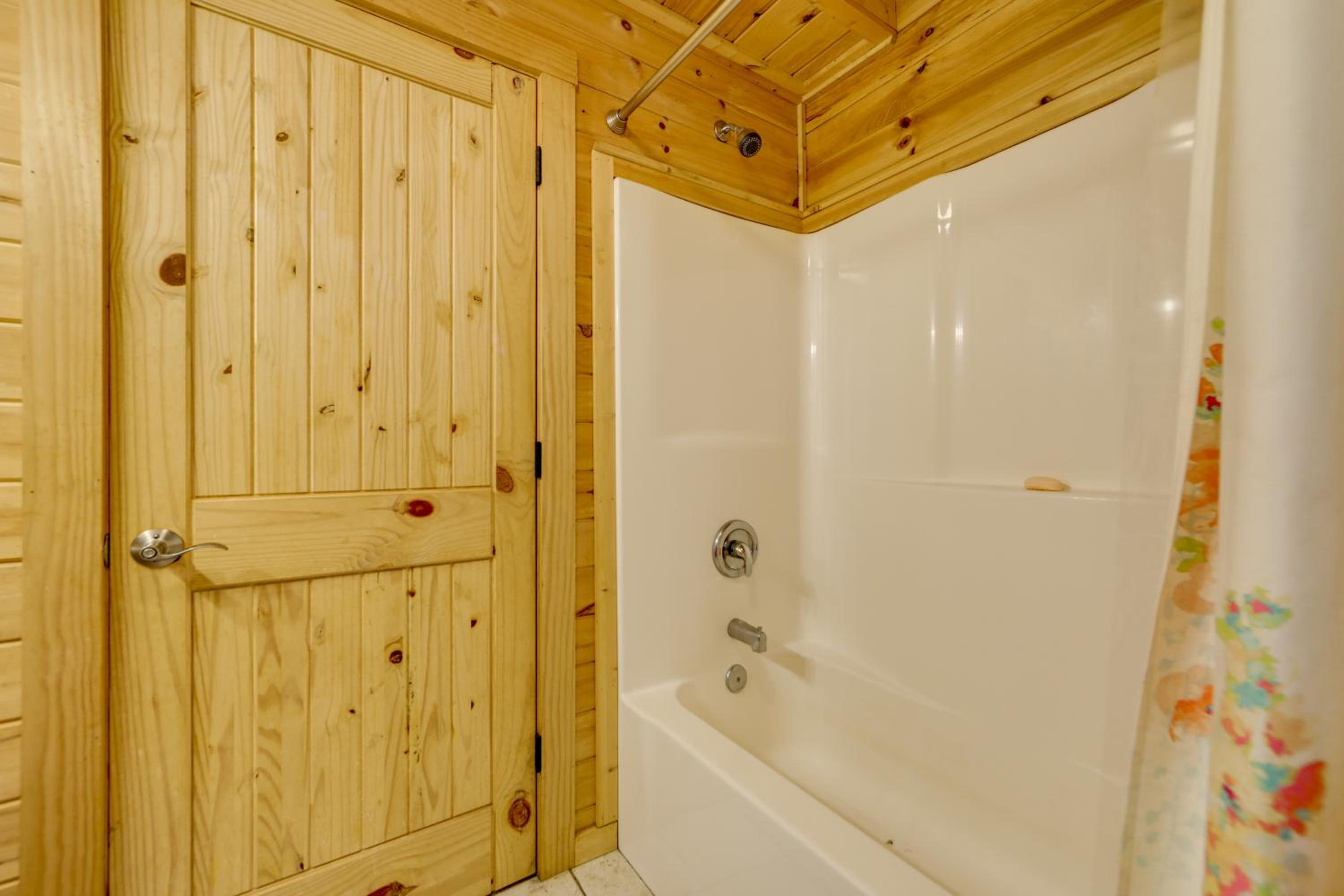 Creekside Cabin in the Heart of Maggie Valley