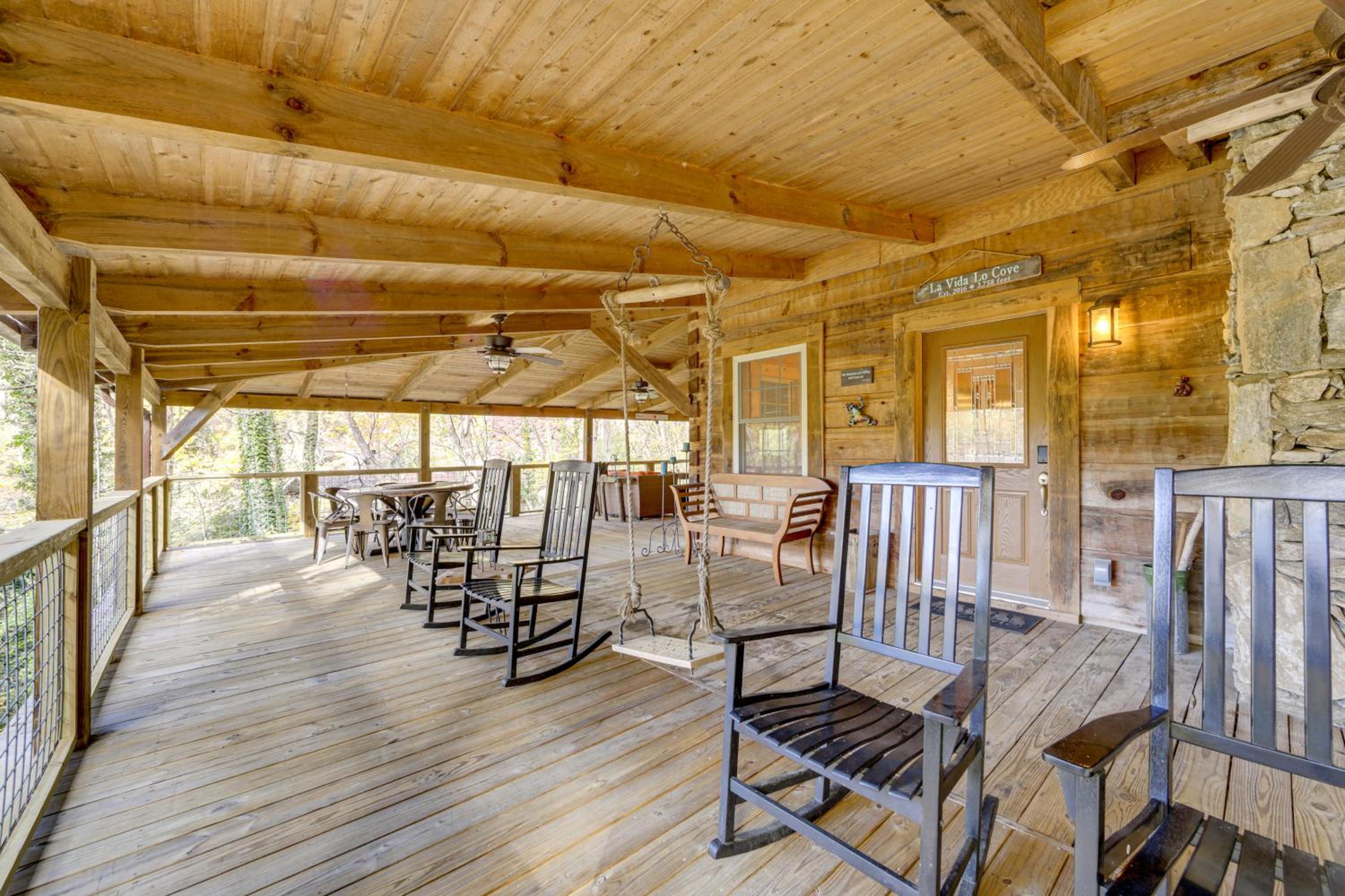 Creekside Cabin in the Heart of Maggie Valley