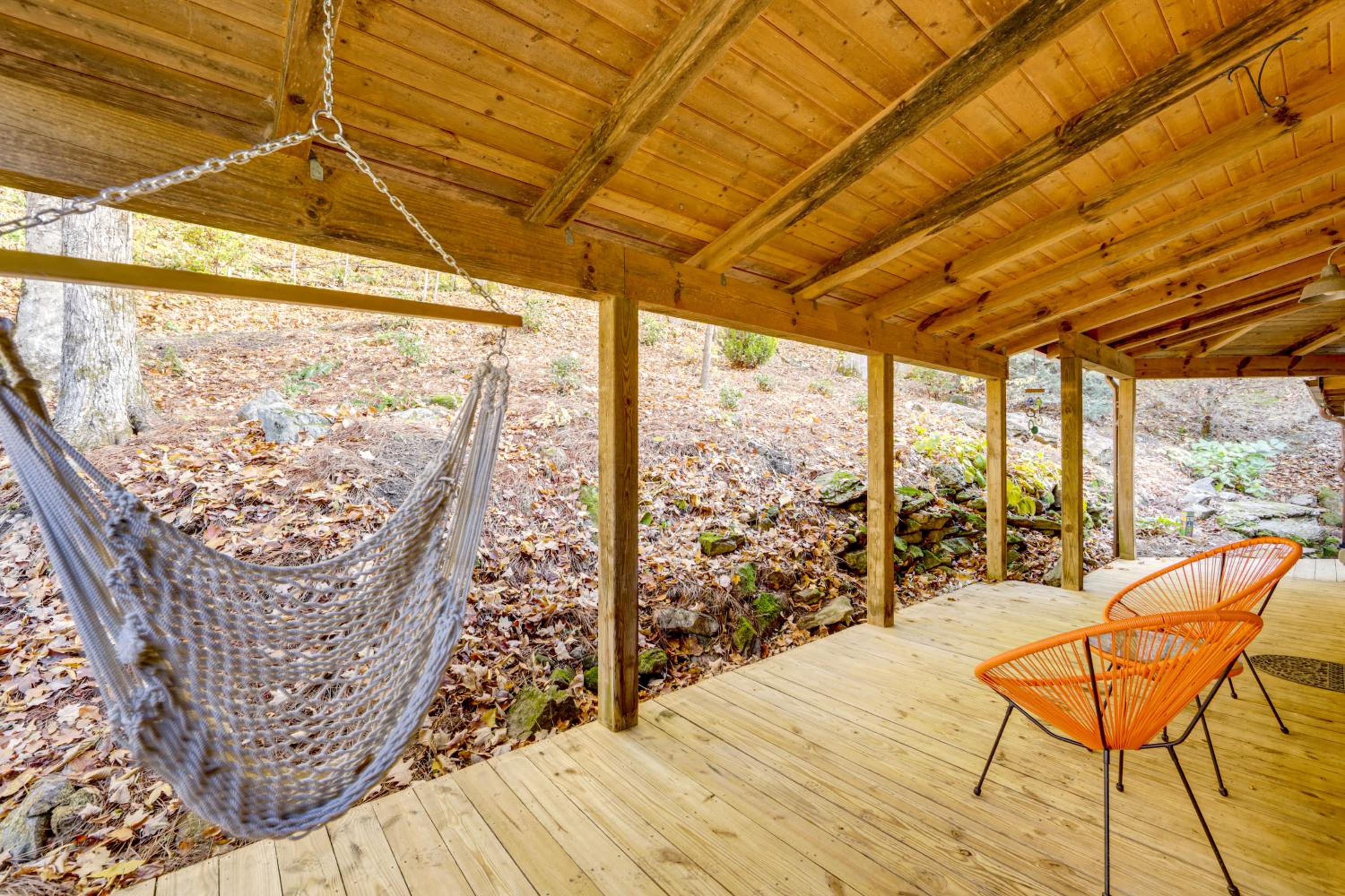 Creekside Cabin in the Heart of Maggie Valley