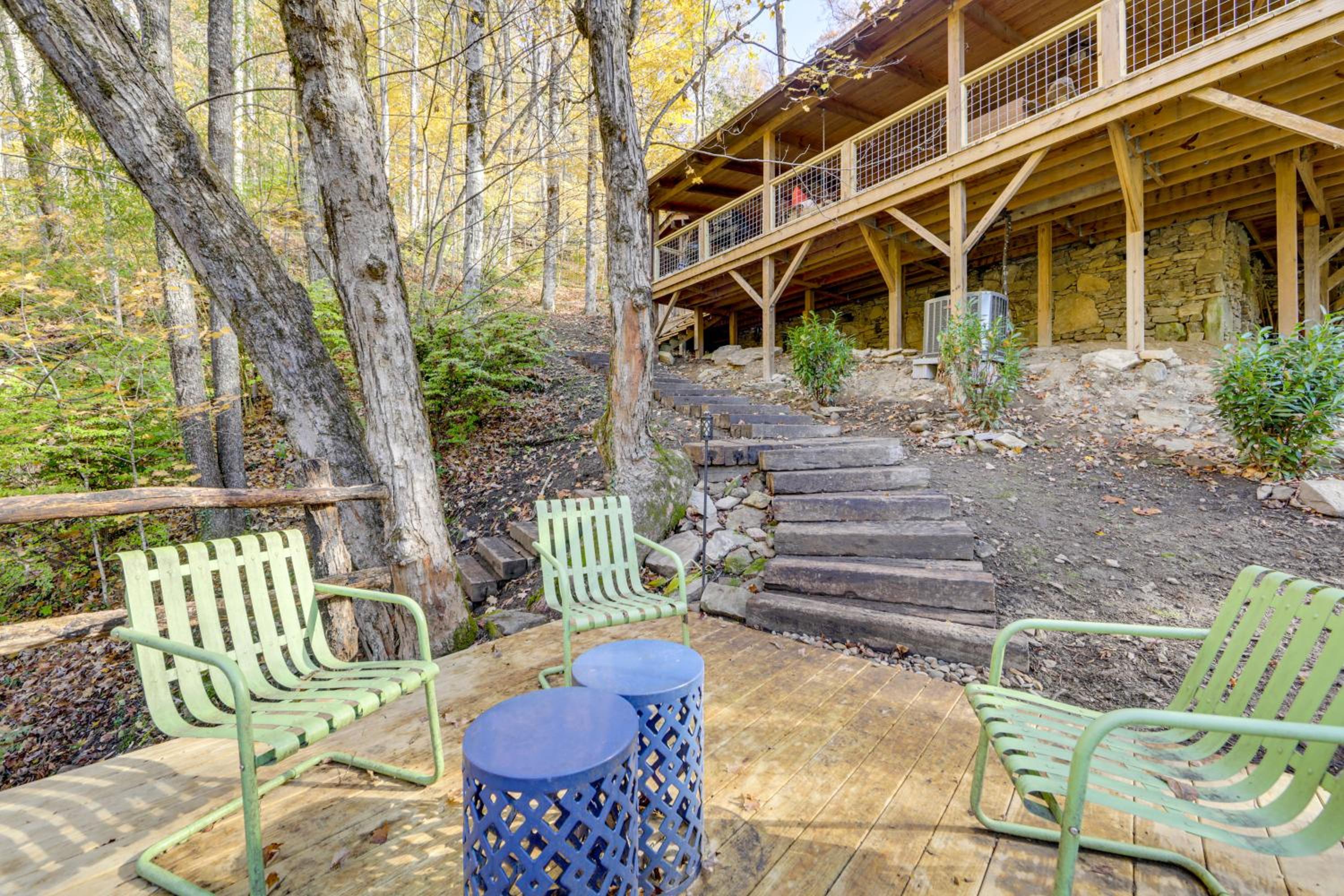 Creekside Cabin in the Heart of Maggie Valley