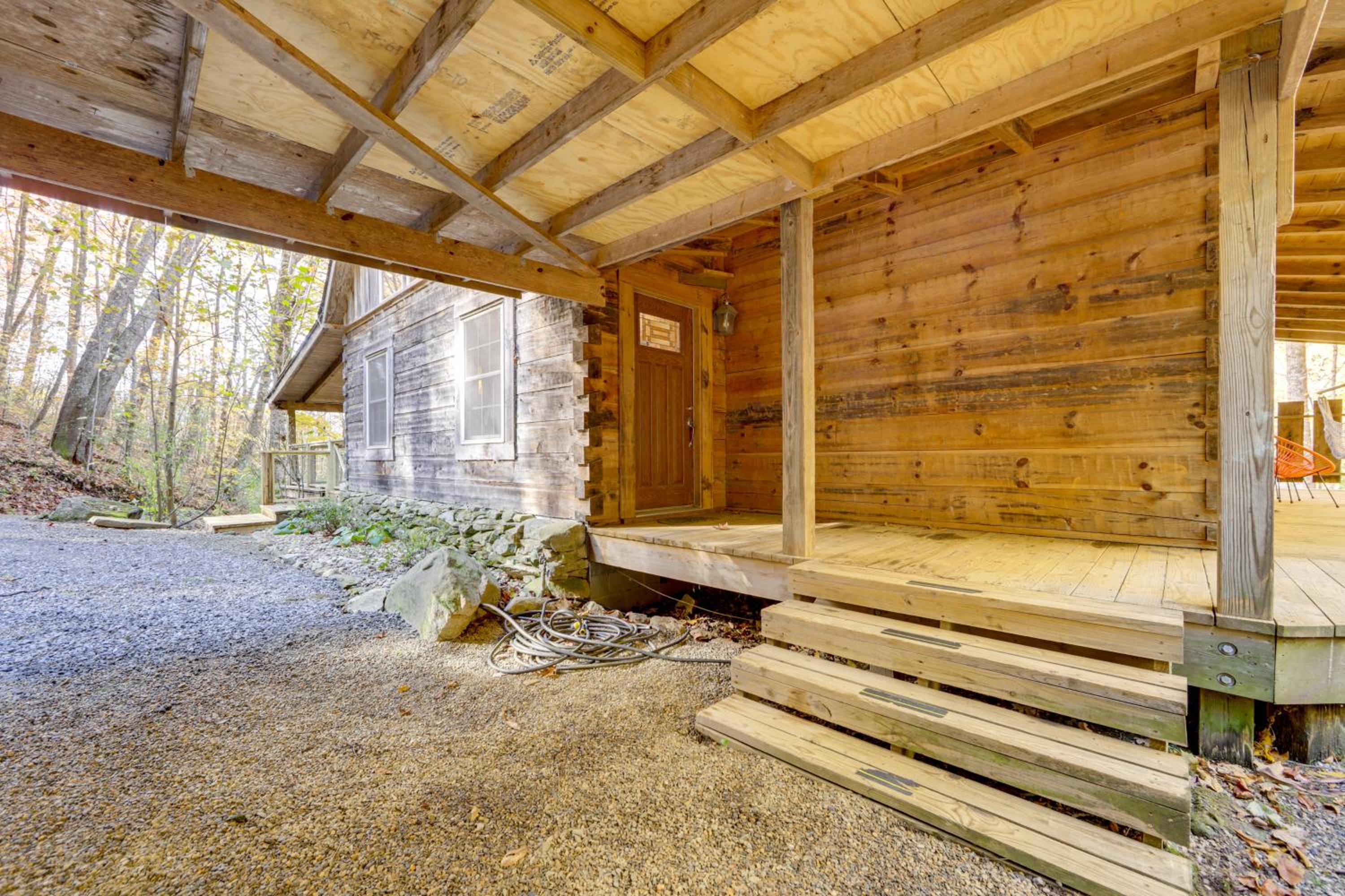 Creekside Cabin in the Heart of Maggie Valley