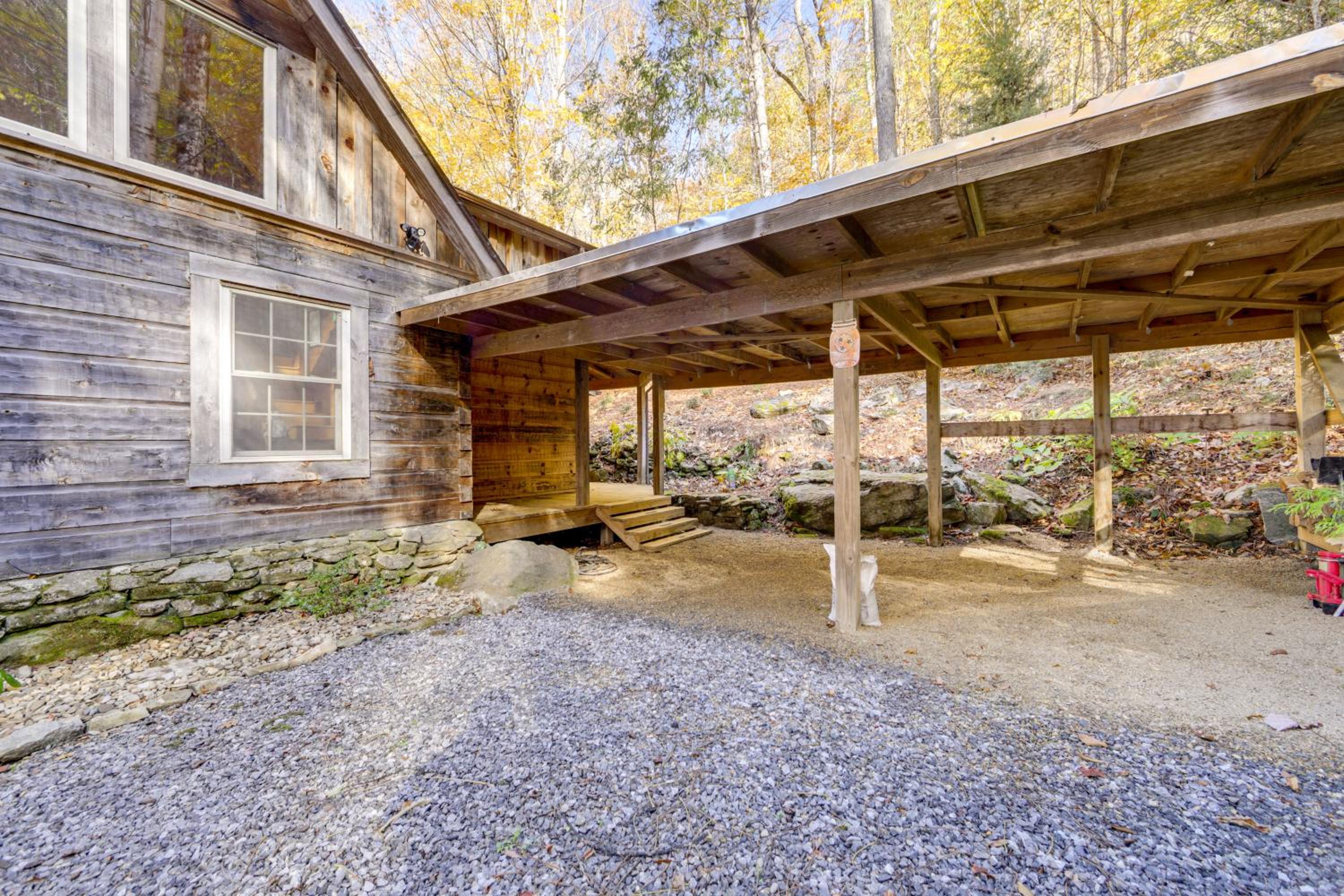 Creekside Cabin in the Heart of Maggie Valley