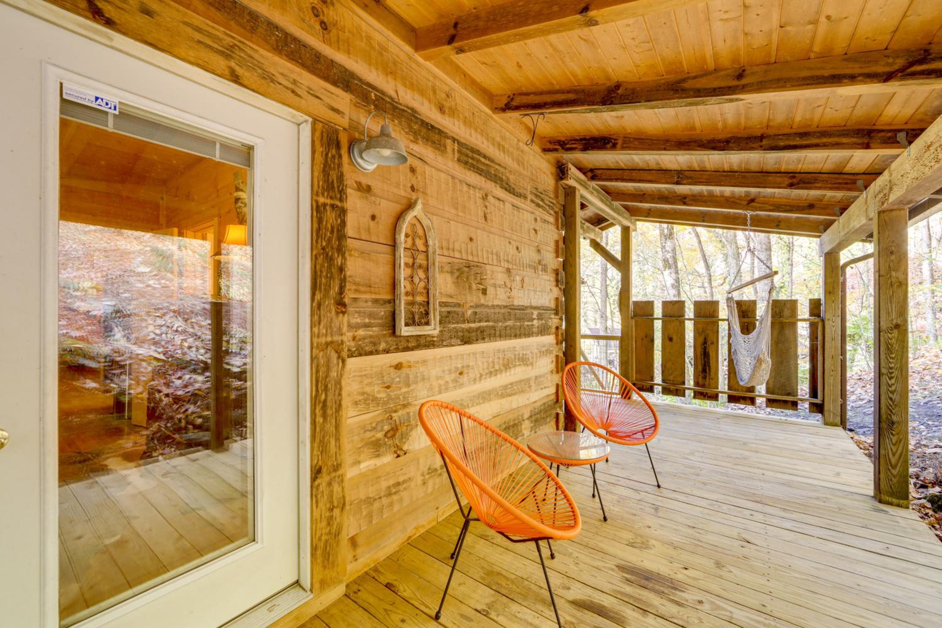 Creekside Cabin in the Heart of Maggie Valley