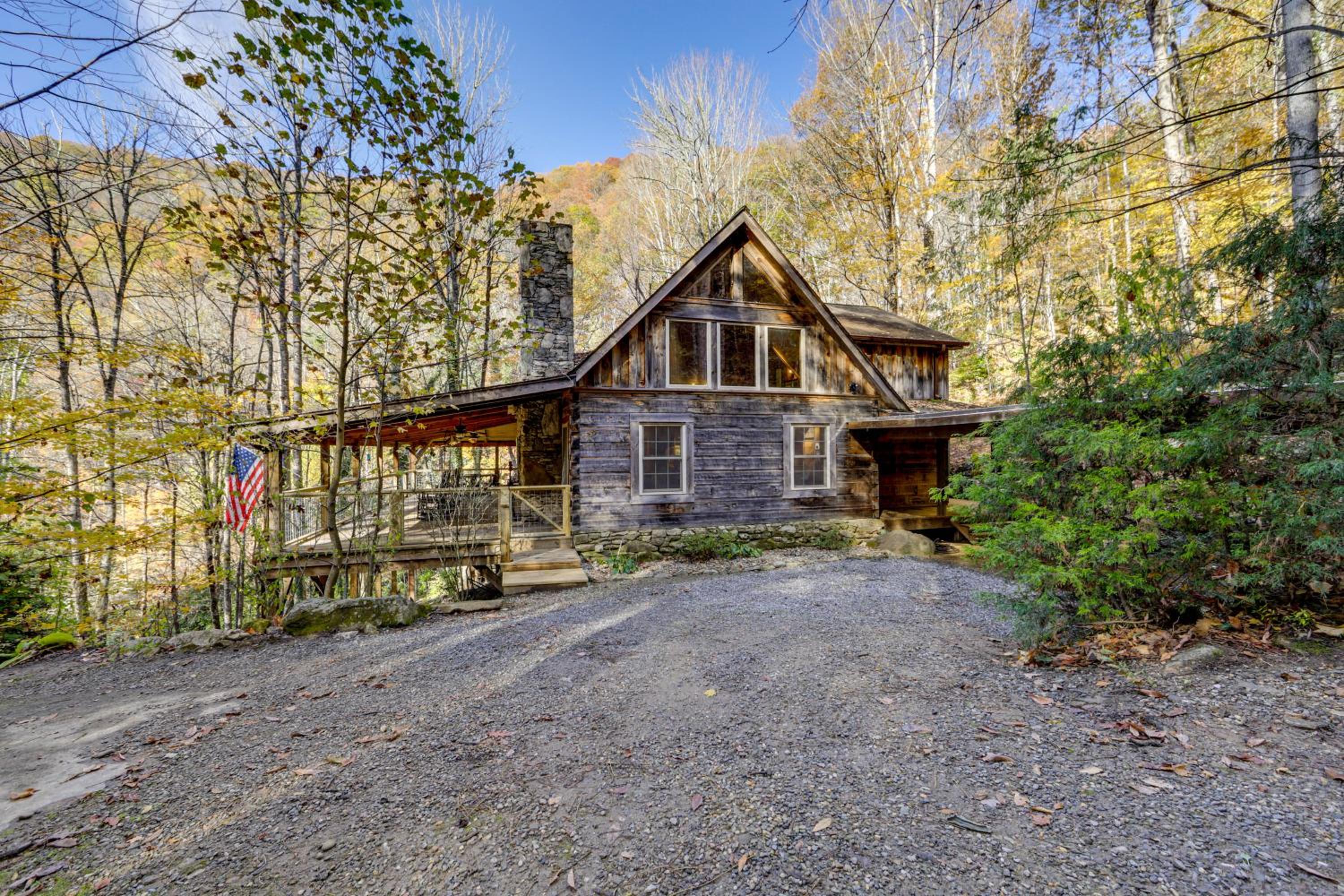 Creekside Cabin in the Heart of Maggie Valley