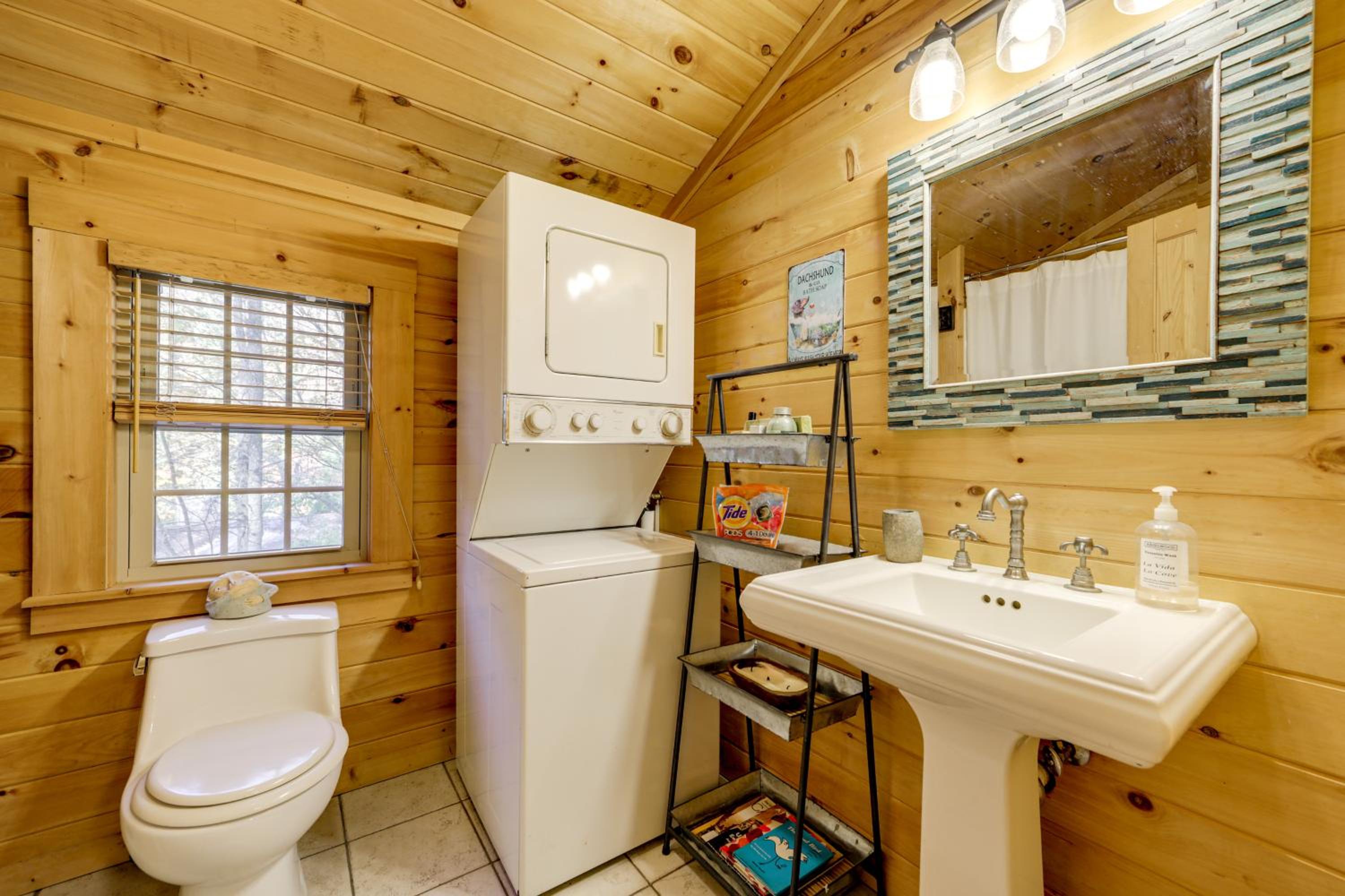 Creekside Cabin in the Heart of Maggie Valley