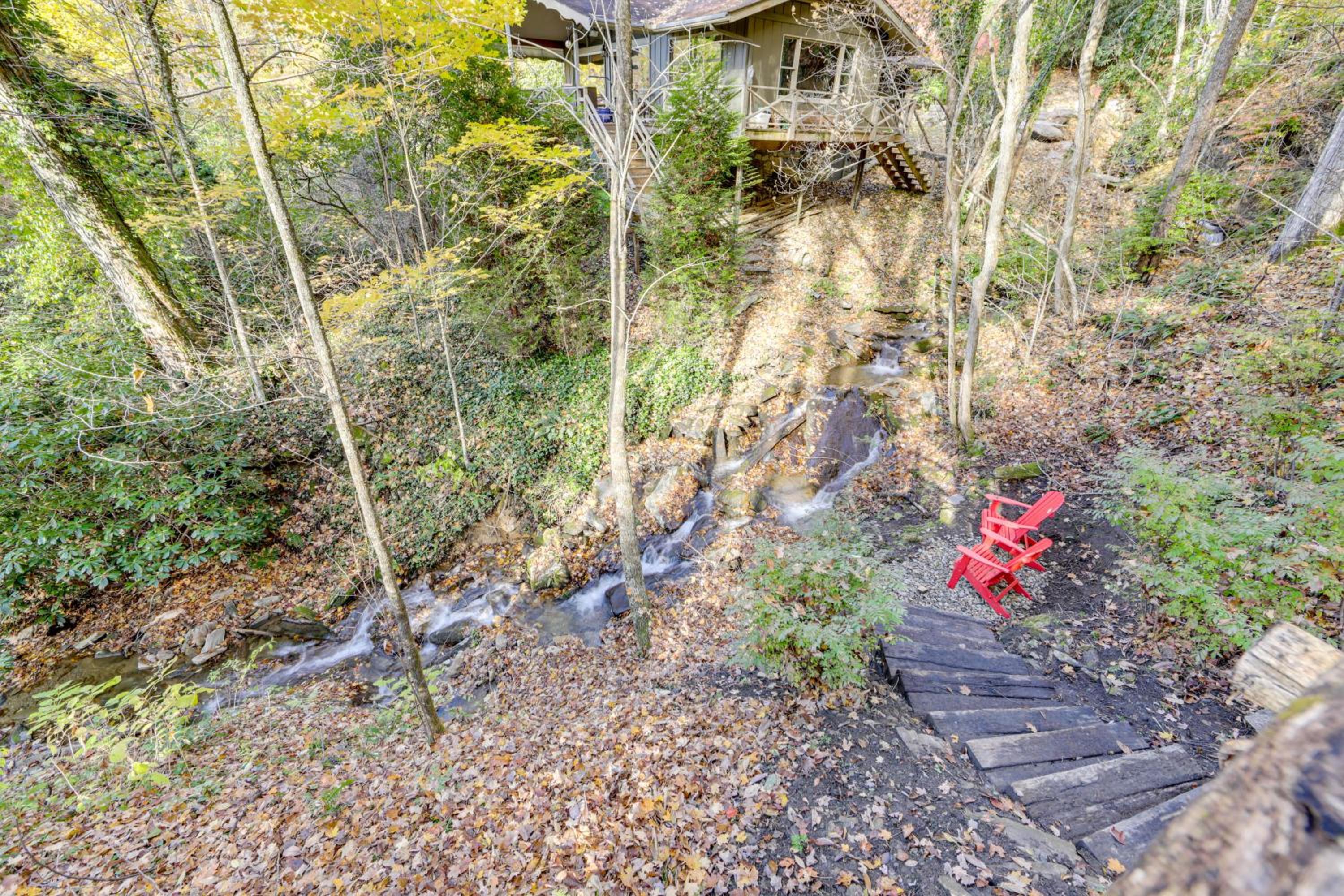 Creekside Cabin in the Heart of Maggie Valley