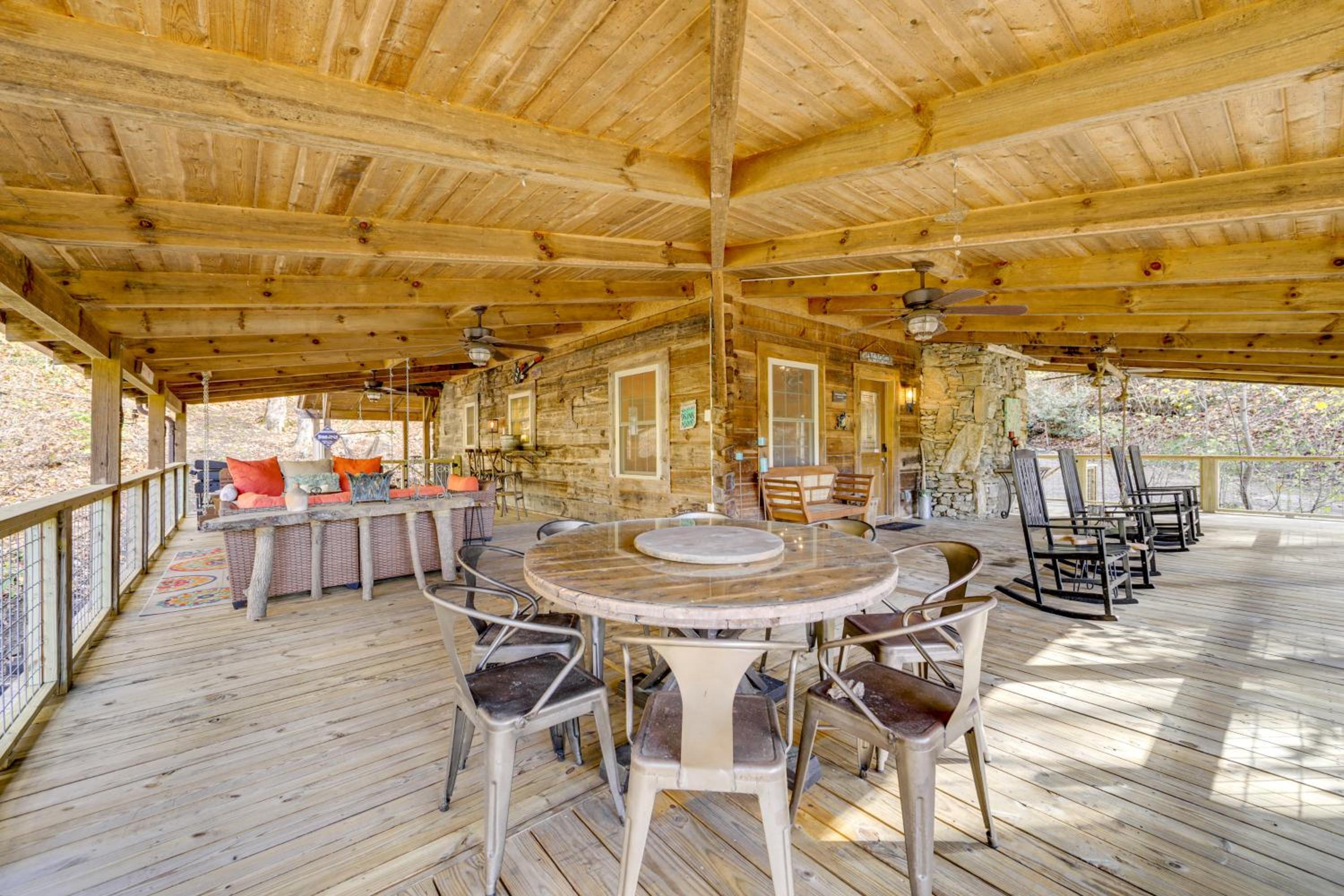 Creekside Cabin in the Heart of Maggie Valley