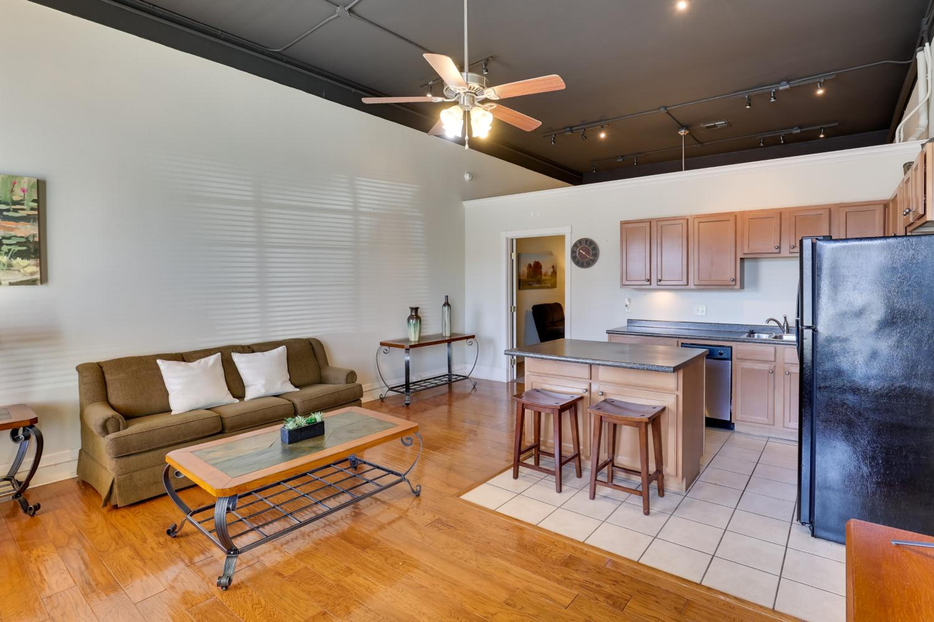 Steps to Restaurants and Shops! Dtwn Marshall Apt