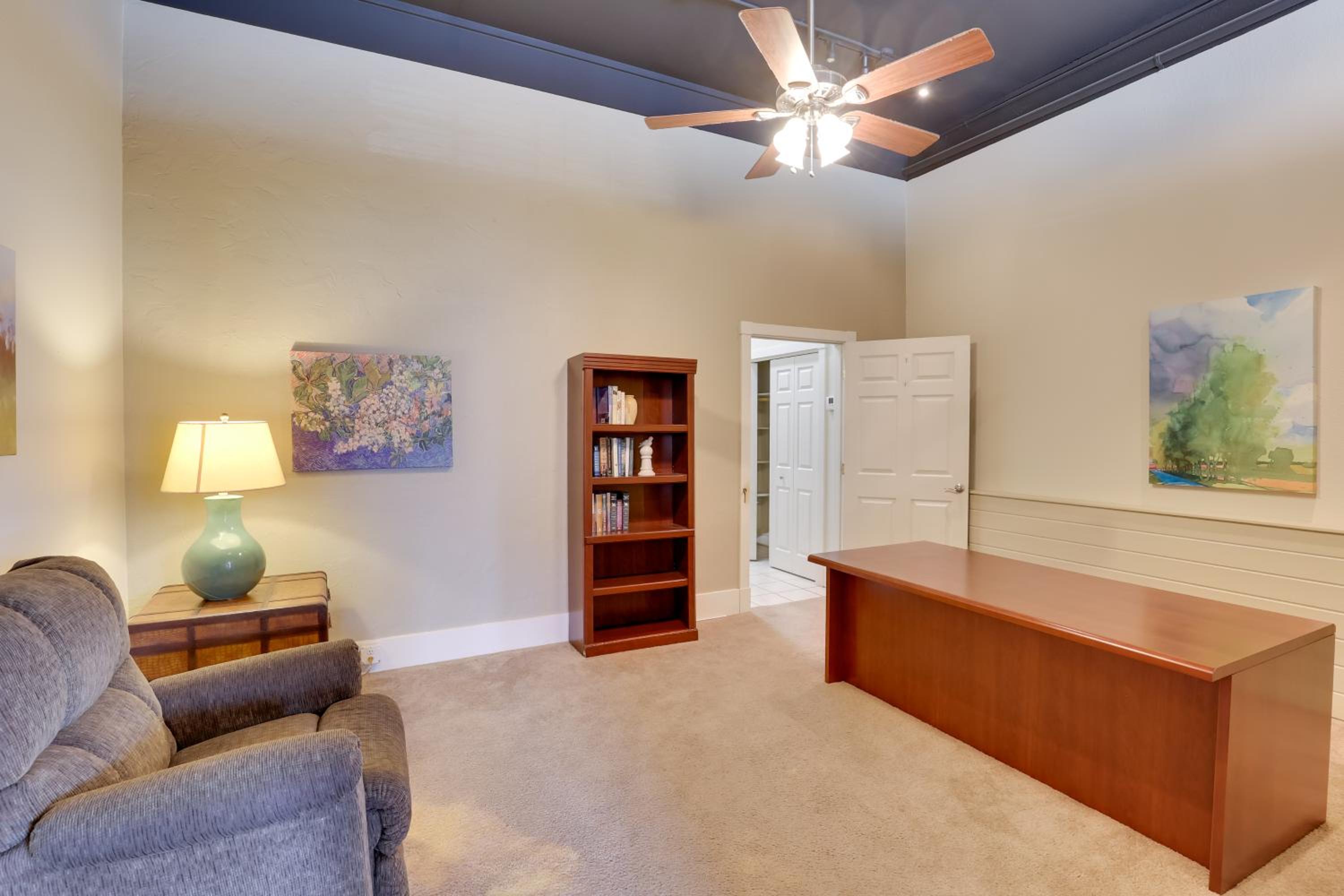 Steps to Restaurants and Shops! Dtwn Marshall Apt