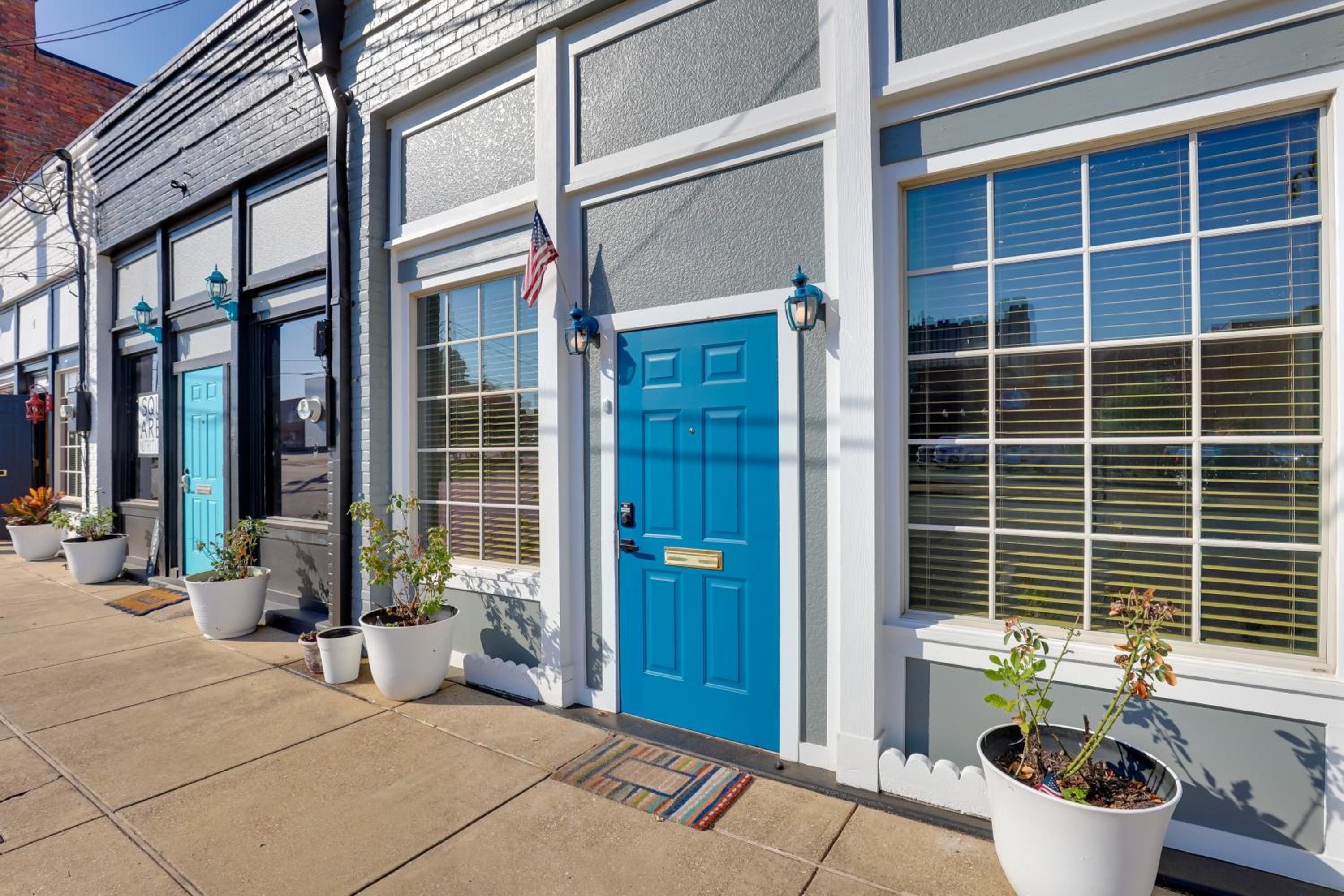 Steps to Restaurants and Shops! Dtwn Marshall Apt