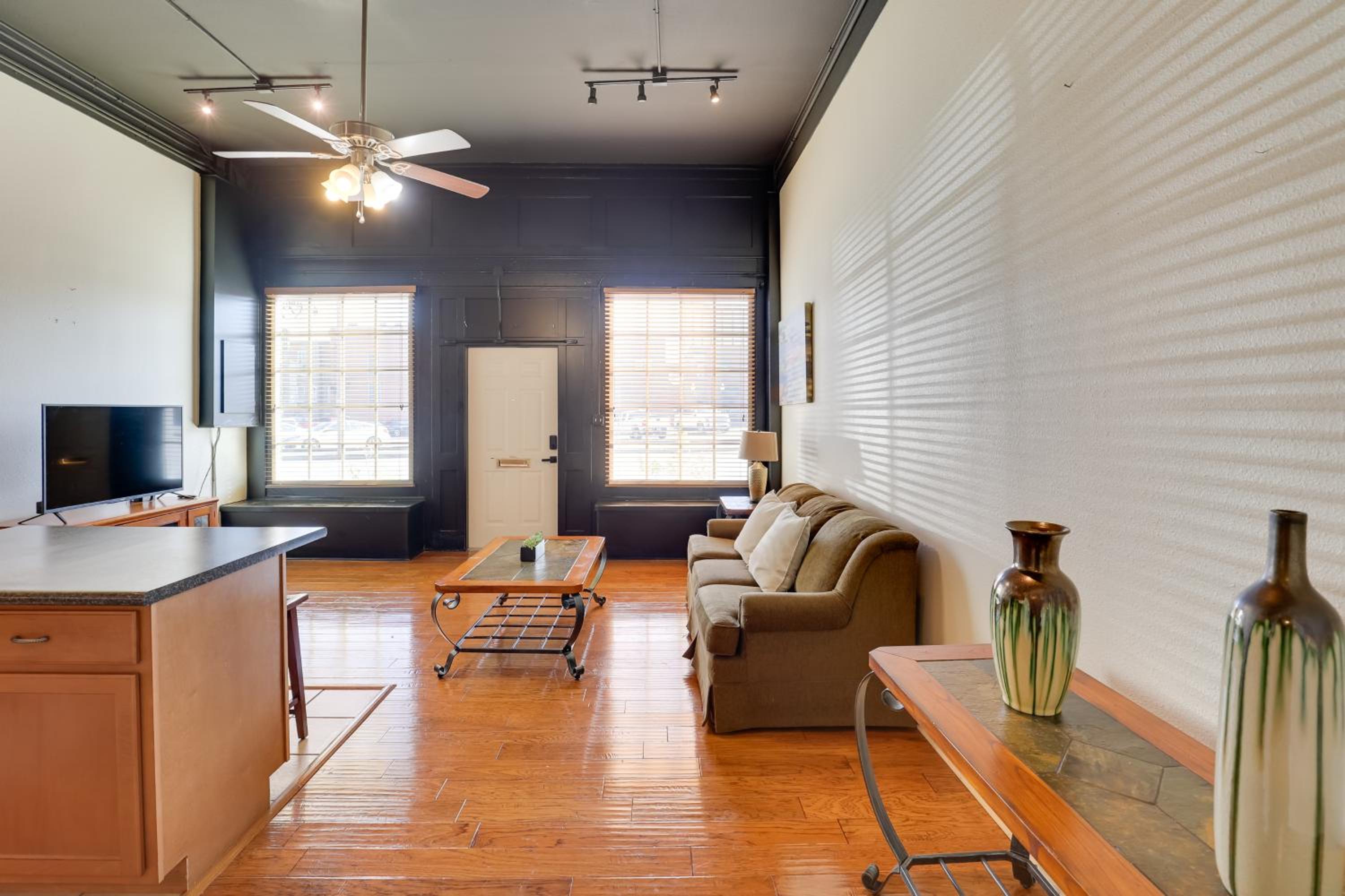 Steps to Restaurants and Shops! Dtwn Marshall Apt