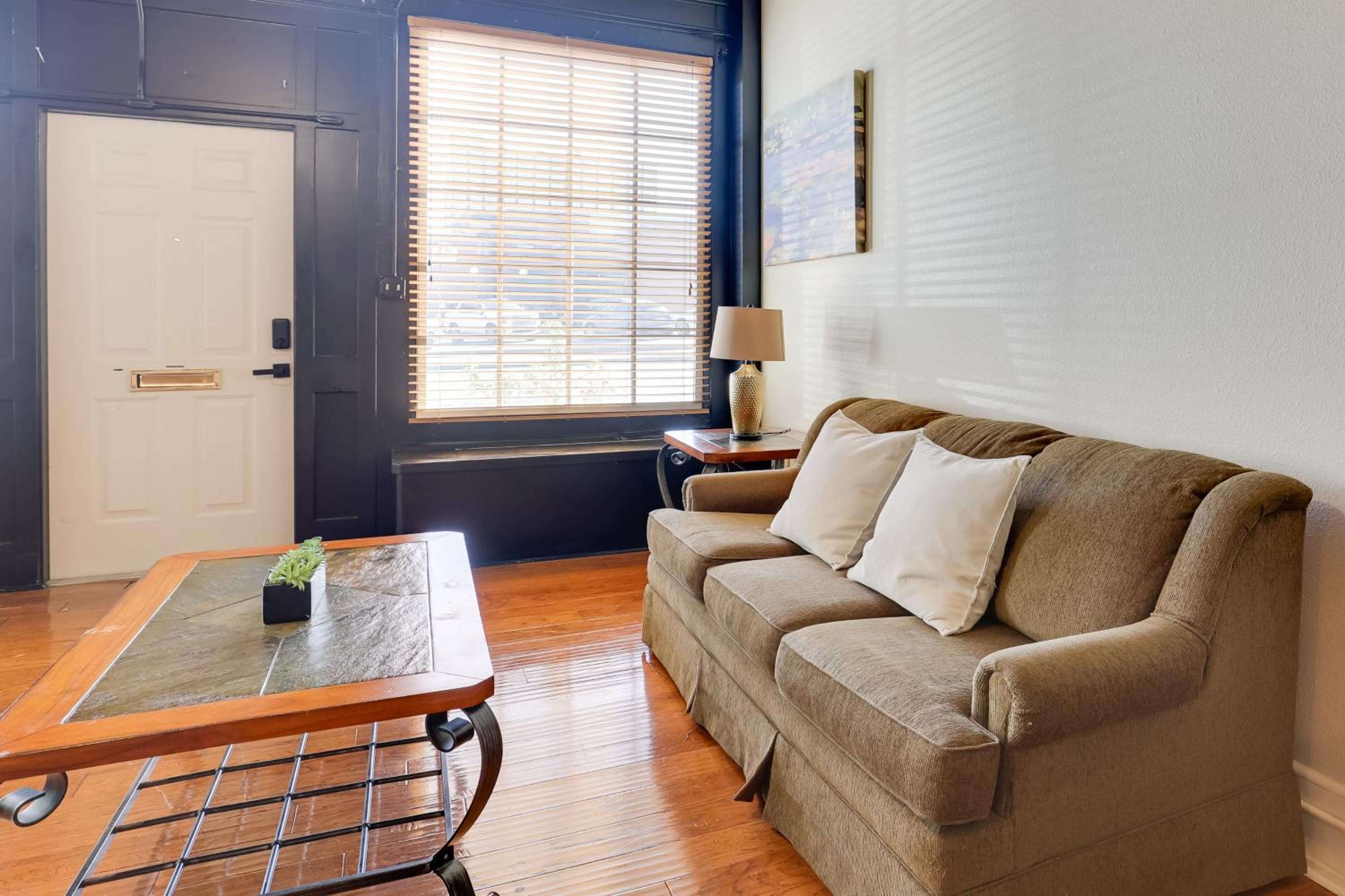 Steps to Restaurants and Shops! Dtwn Marshall Apt