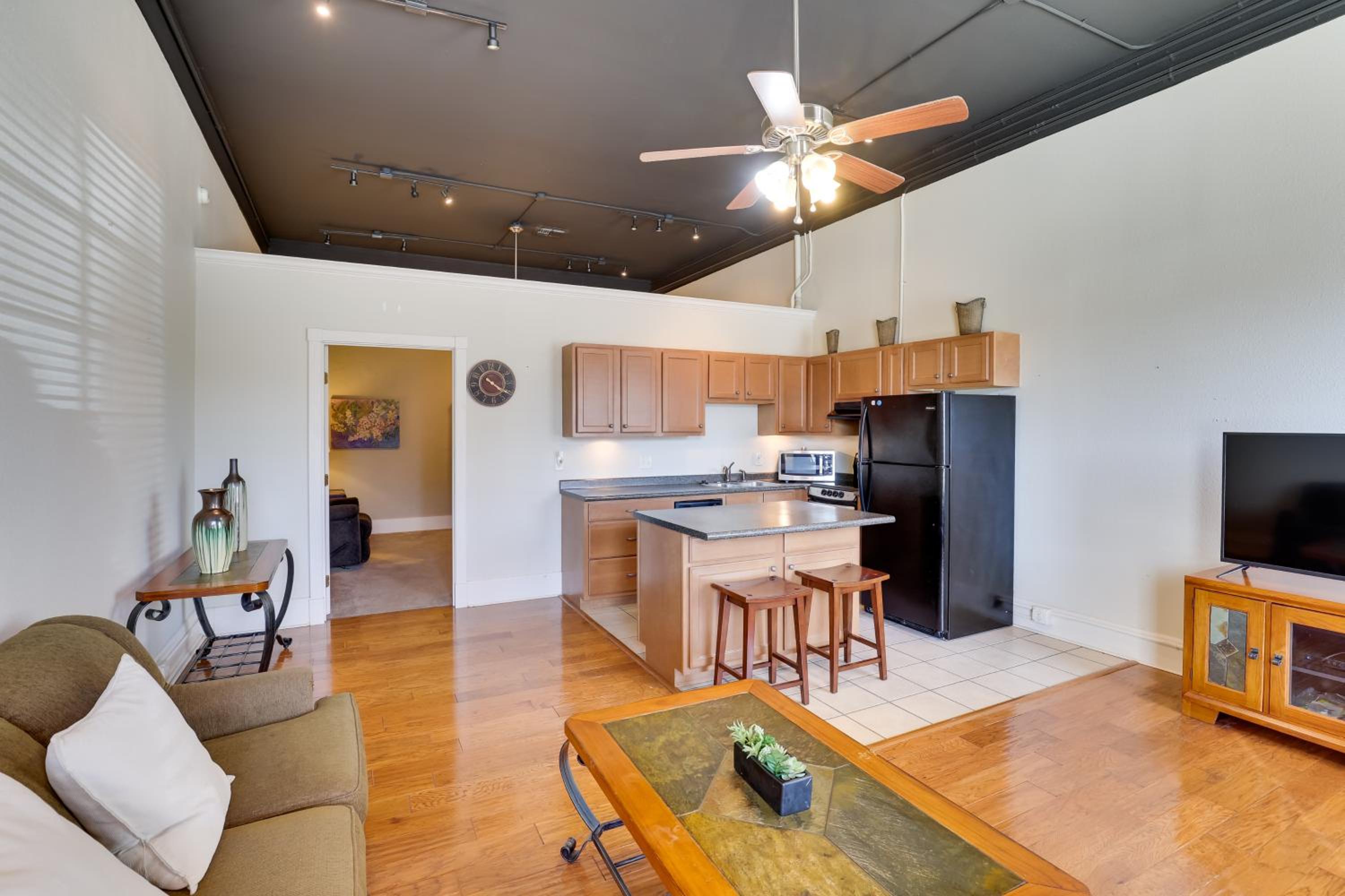 Steps to Restaurants and Shops! Dtwn Marshall Apt