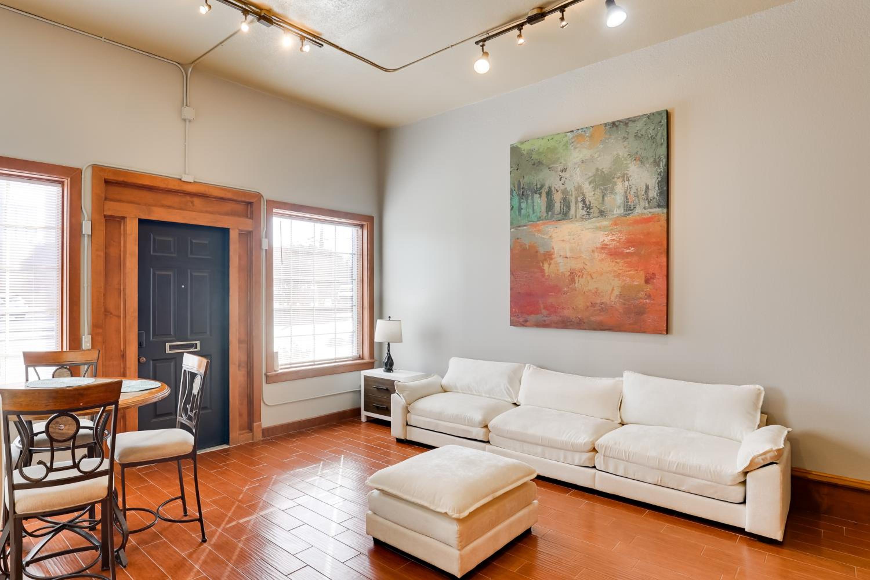 Ultimate Convenience Historic Dtwn Marshall Apt!