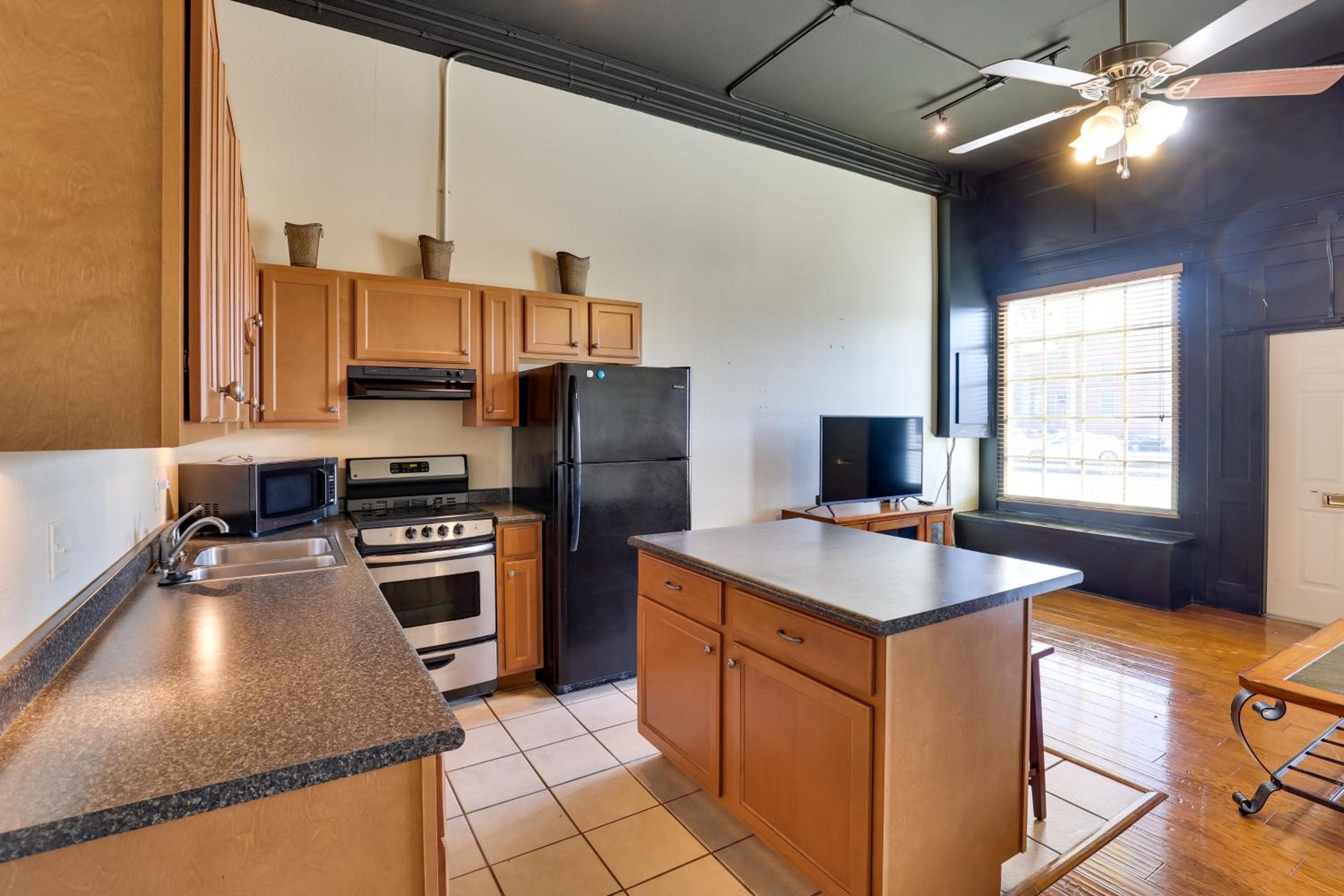 Steps to Restaurants and Shops! Dtwn Marshall Apt