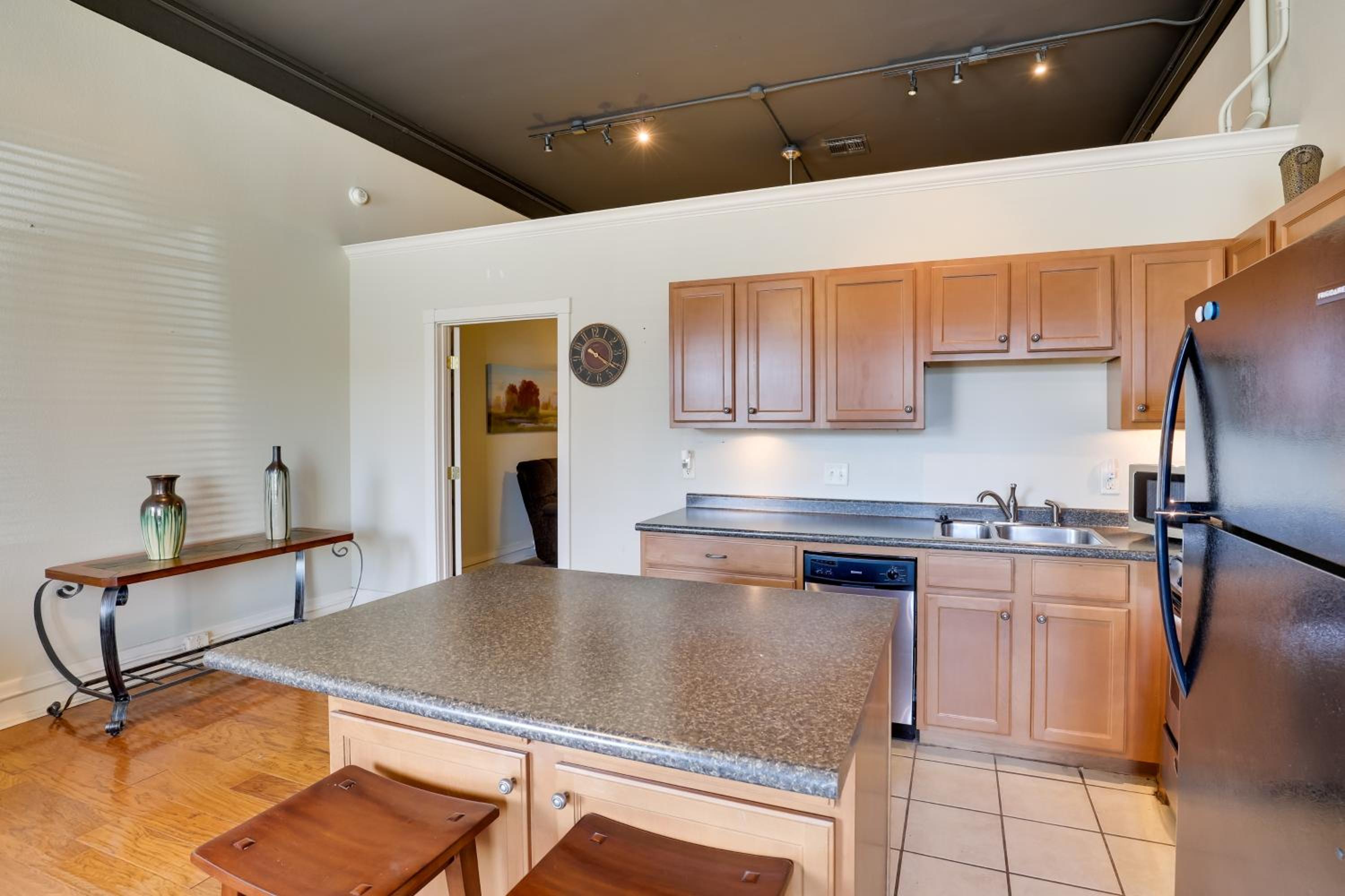 Steps to Restaurants and Shops! Dtwn Marshall Apt