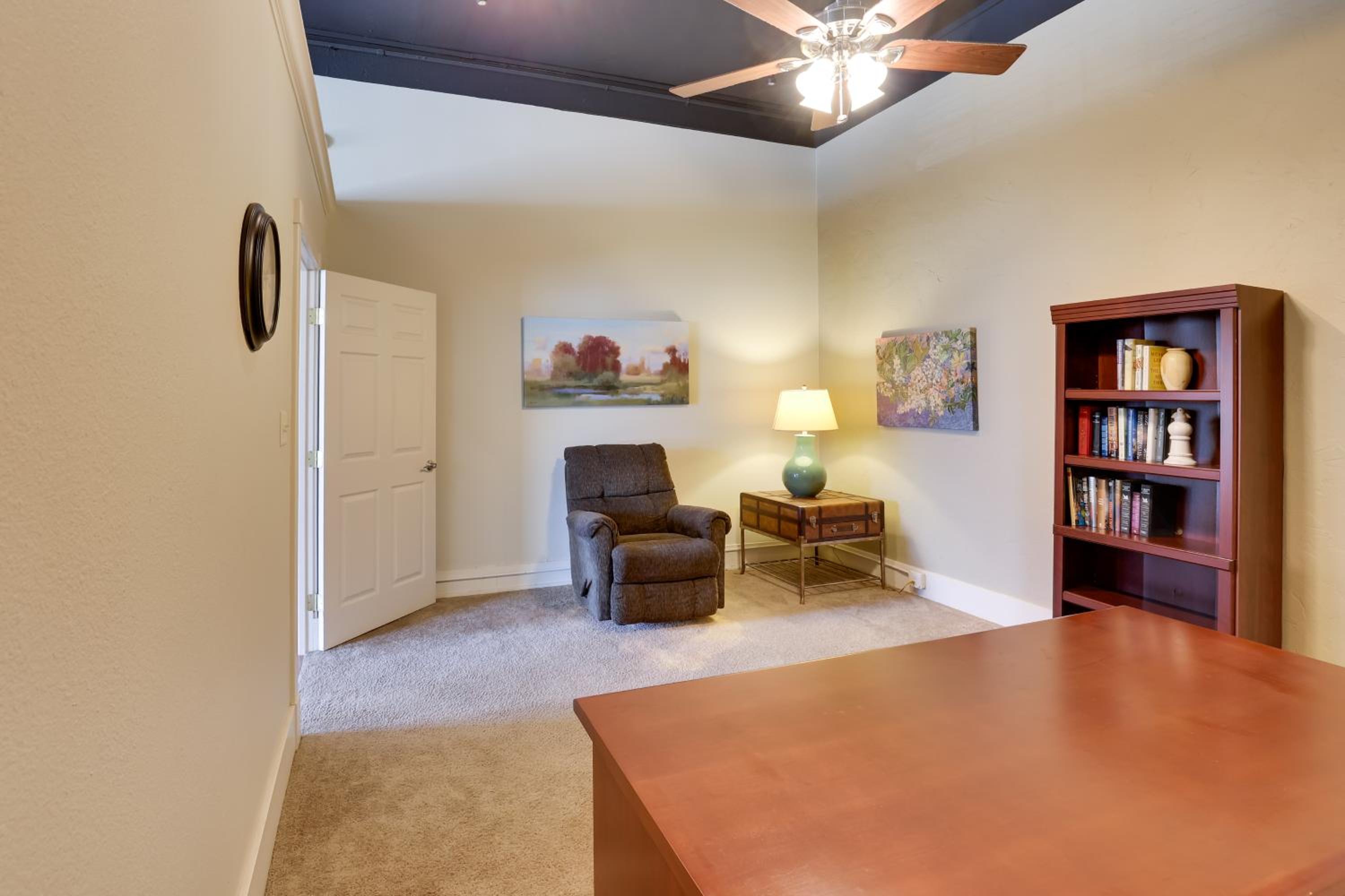 Steps to Restaurants and Shops! Dtwn Marshall Apt