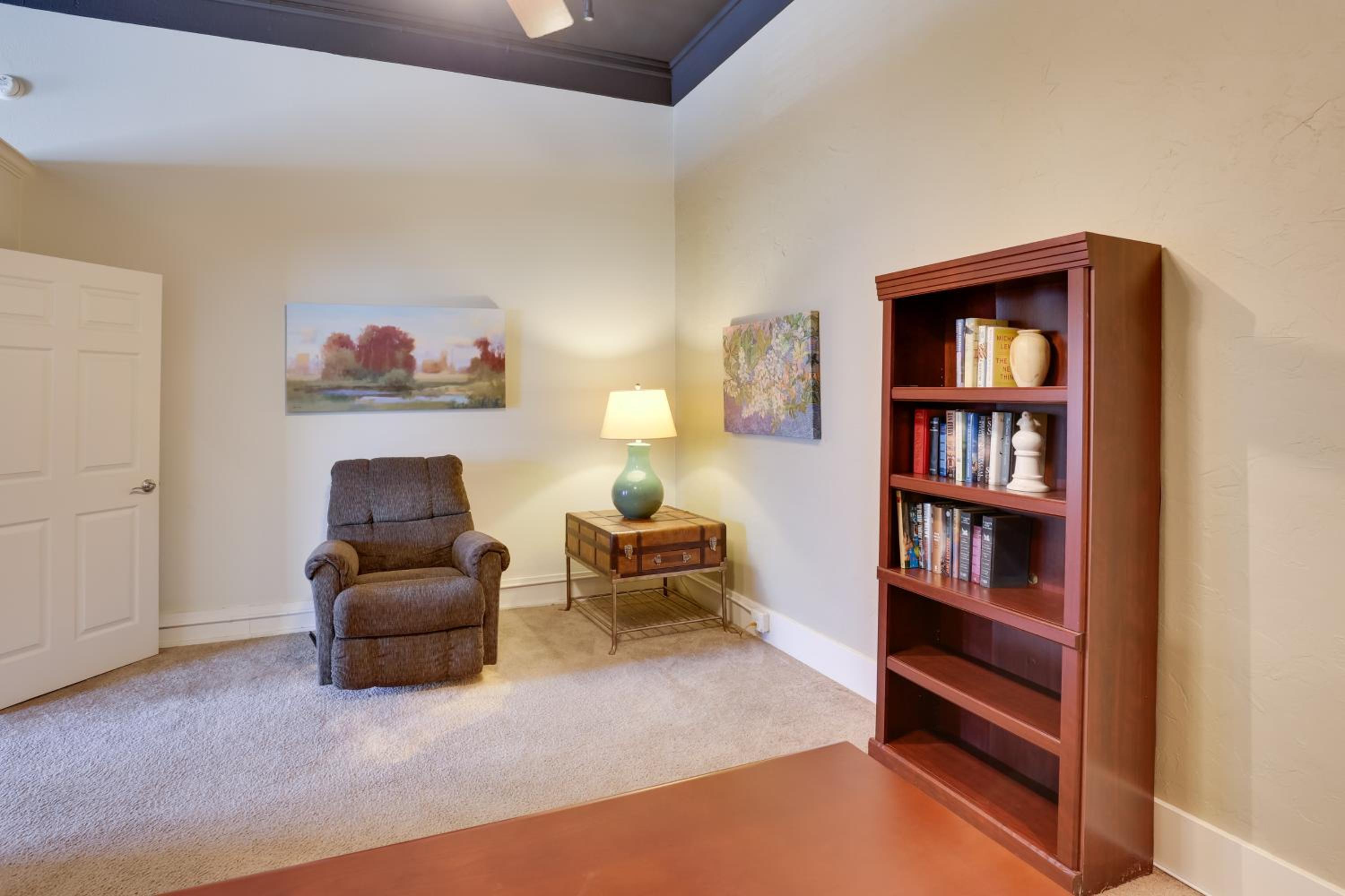 Steps to Restaurants and Shops! Dtwn Marshall Apt