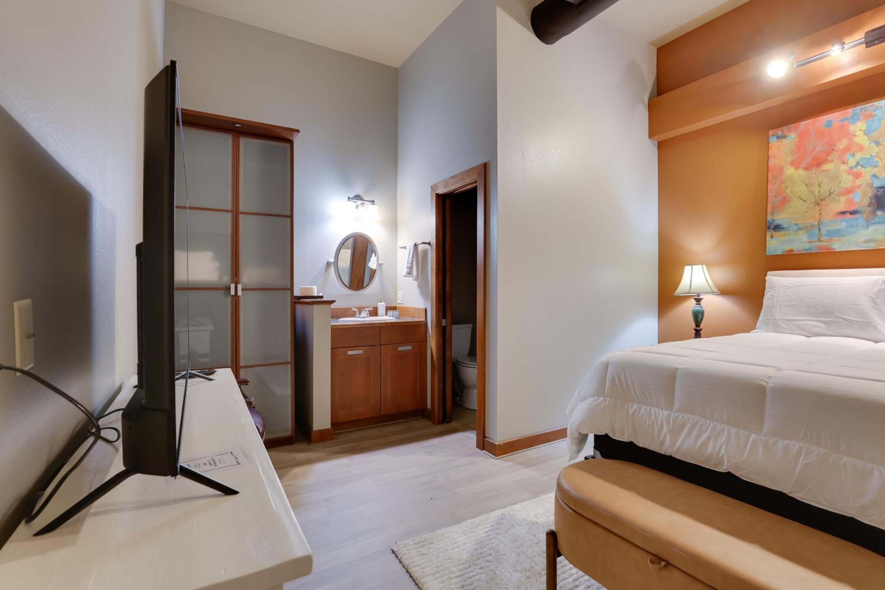 Ultimate Convenience Historic Dtwn Marshall Apt!