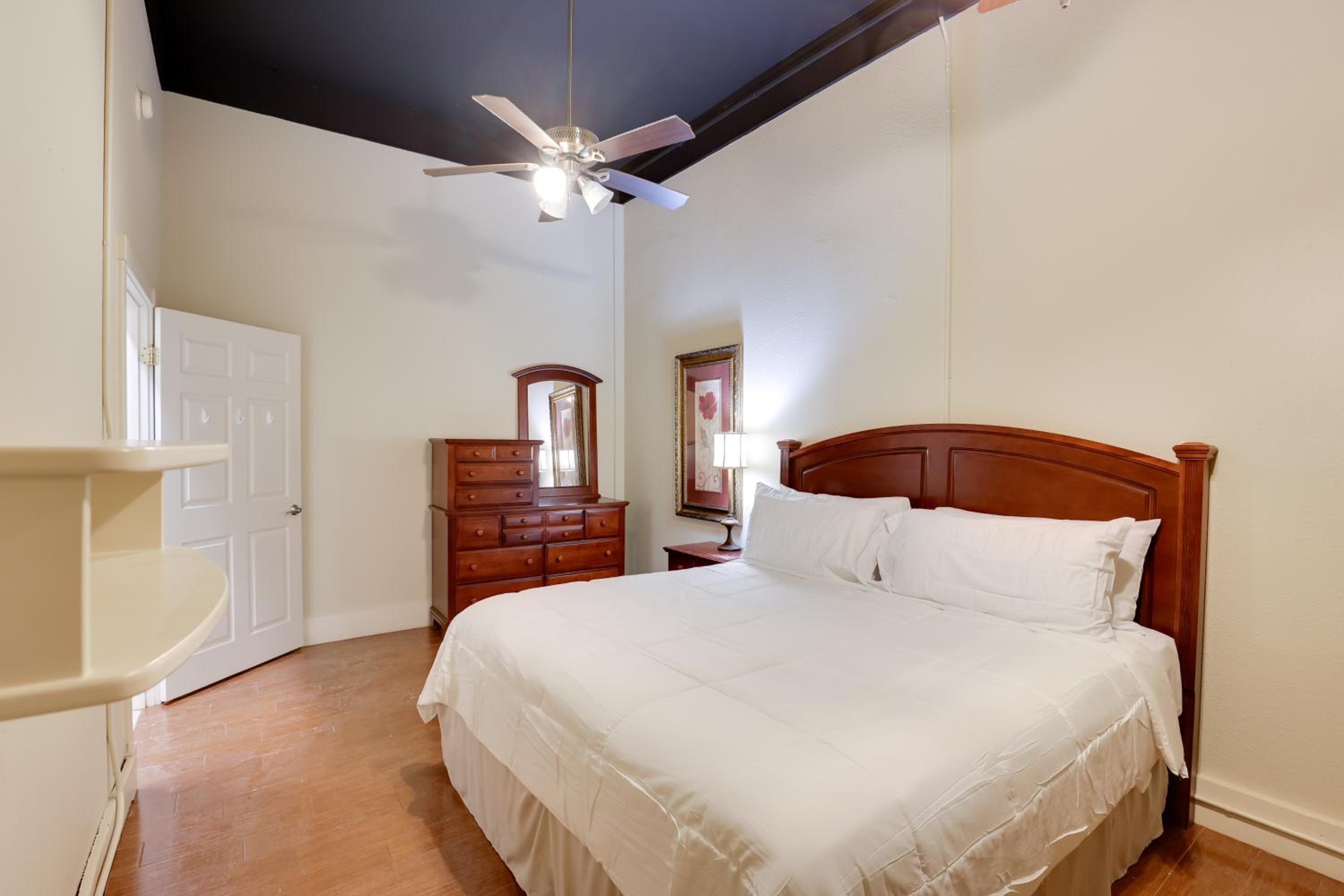 Steps to Restaurants and Shops! Dtwn Marshall Apt