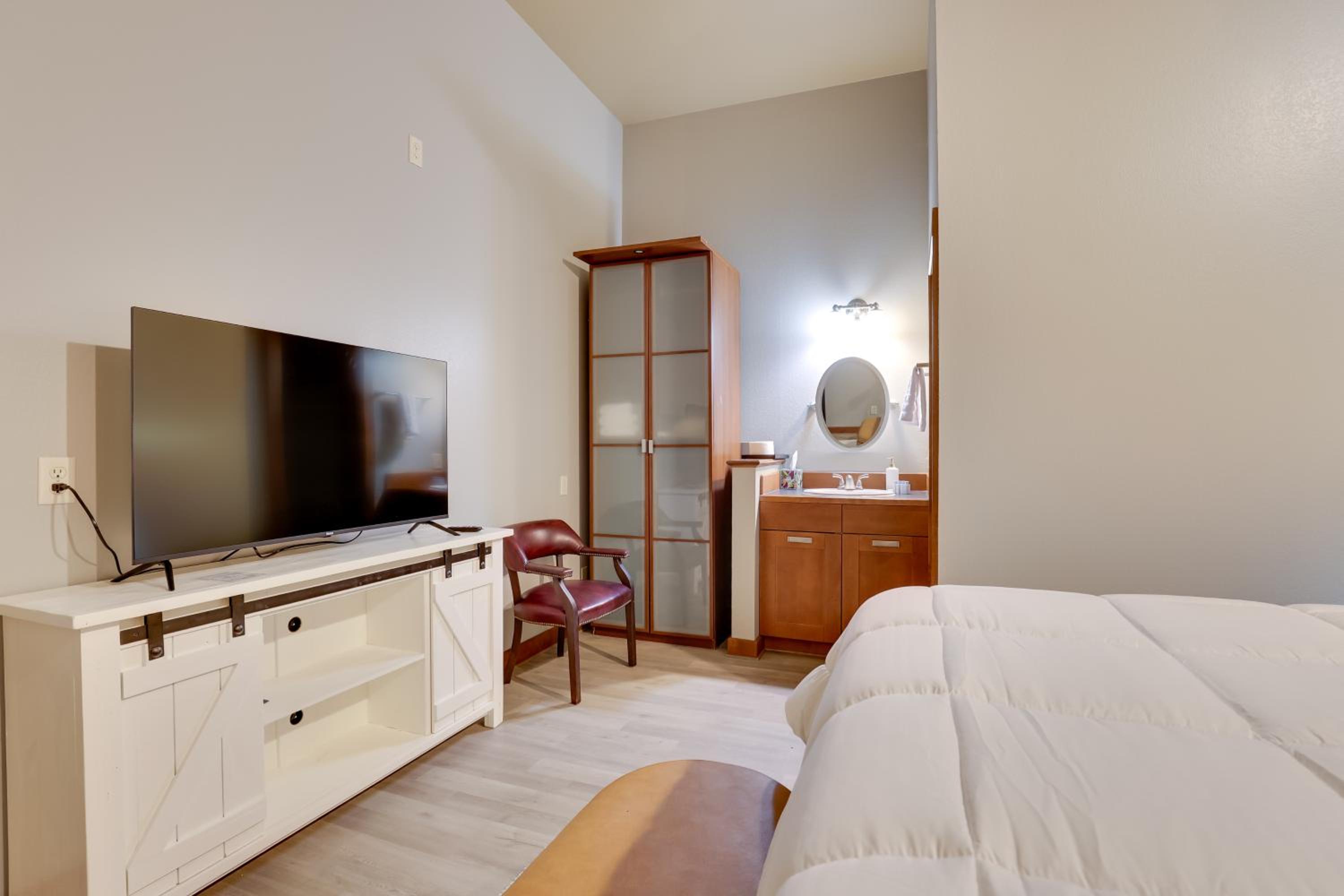 Ultimate Convenience Historic Dtwn Marshall Apt!