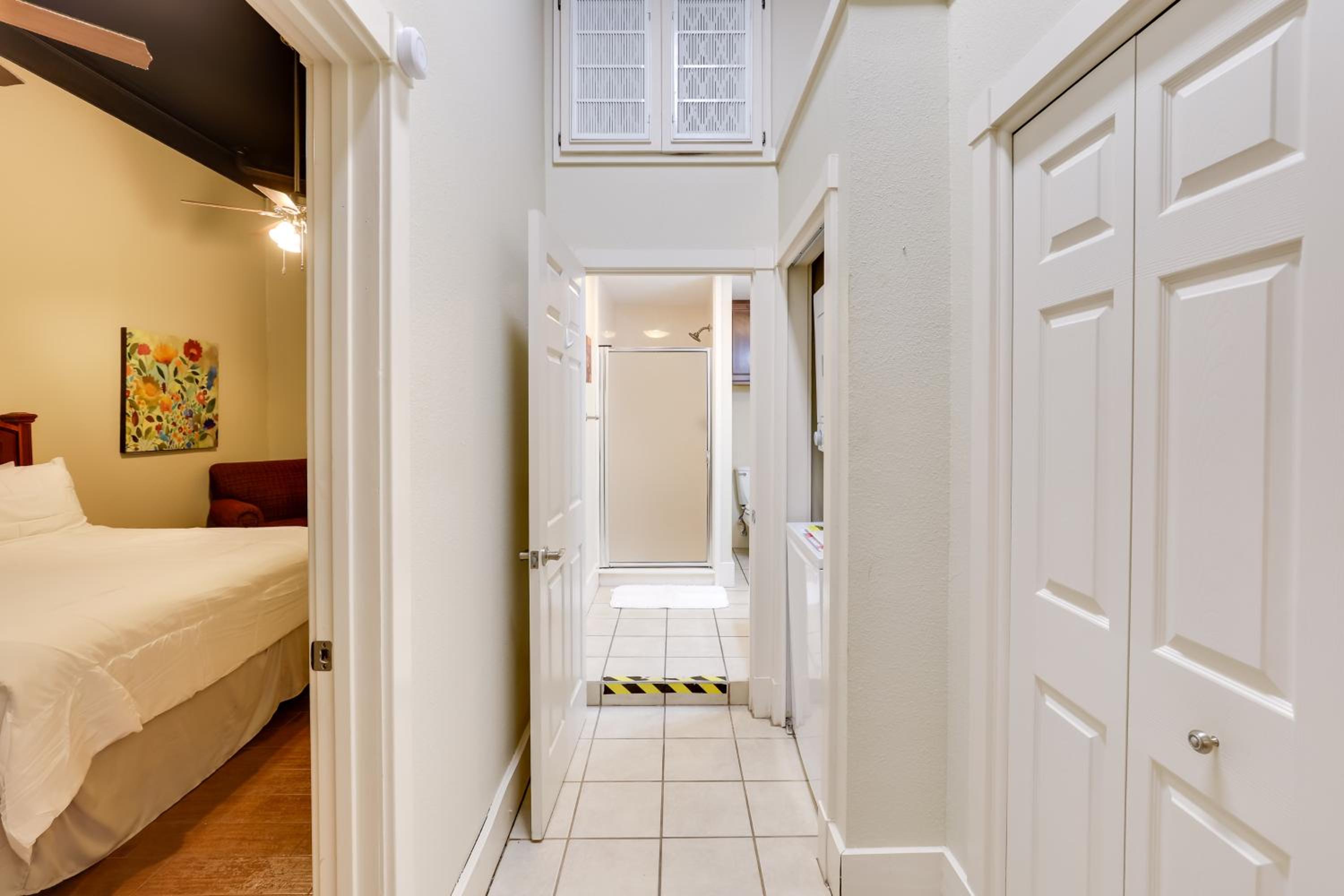 Steps to Restaurants and Shops! Dtwn Marshall Apt