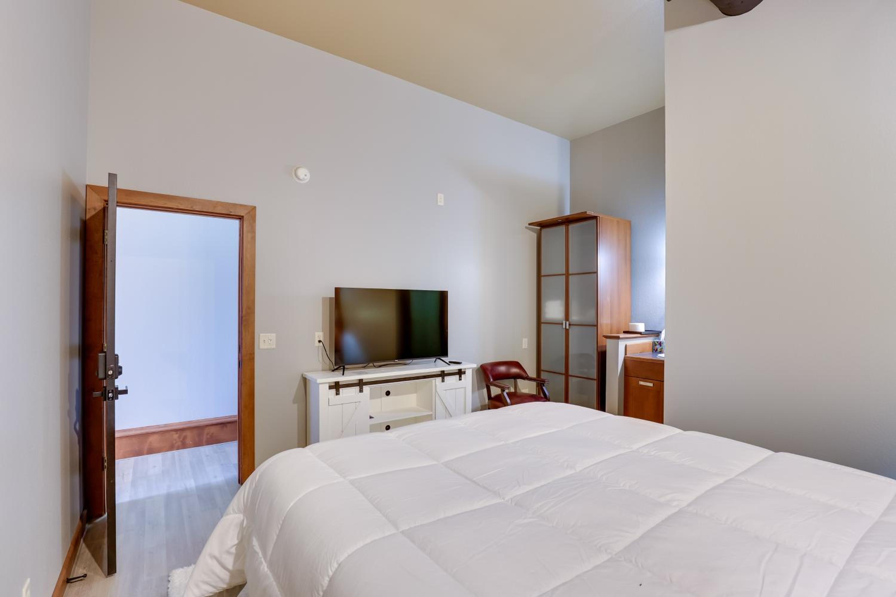 Ultimate Convenience Historic Dtwn Marshall Apt!