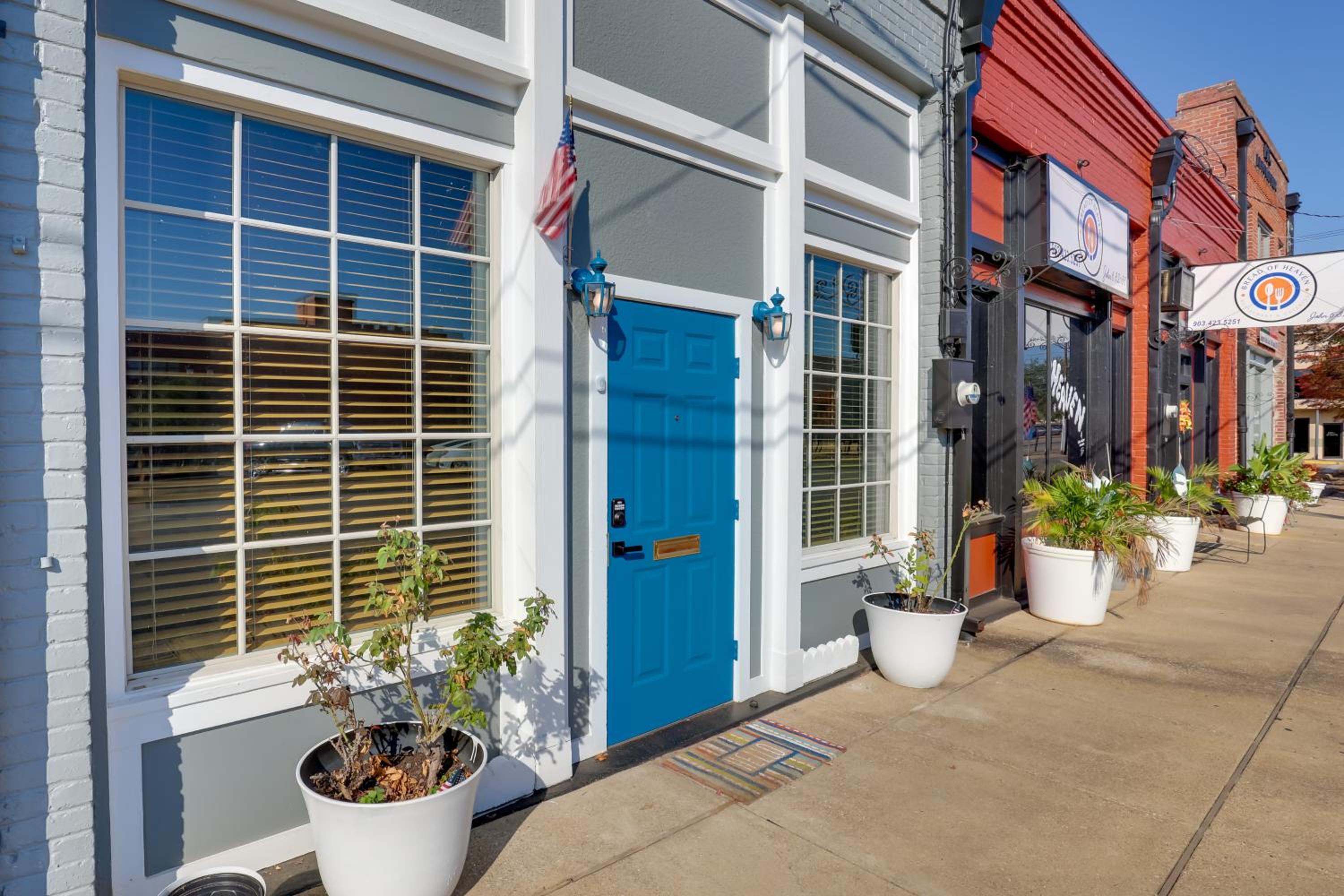 Steps to Restaurants and Shops! Dtwn Marshall Apt