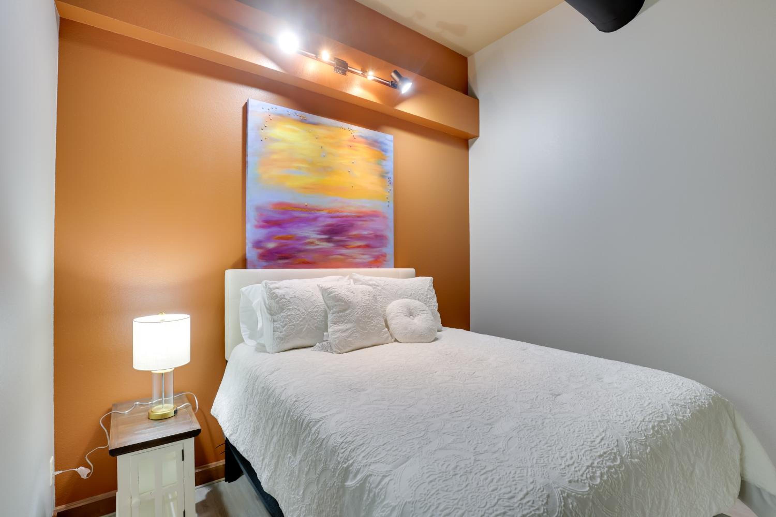 Ultimate Convenience Historic Dtwn Marshall Apt!